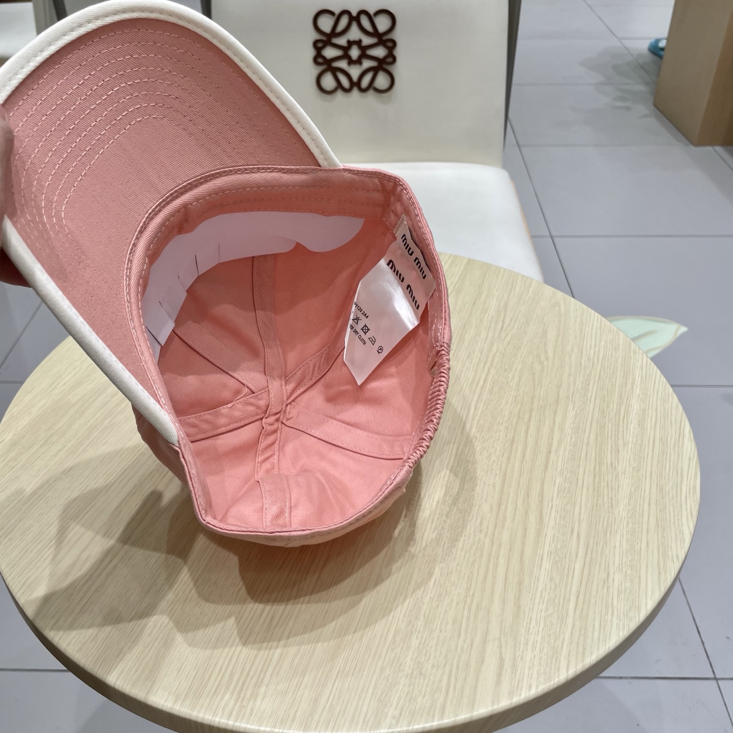  .  【Miumiu缪缪】新款订单款刺绣棒球帽🧢大牌款超好搭配，赶紧入手！