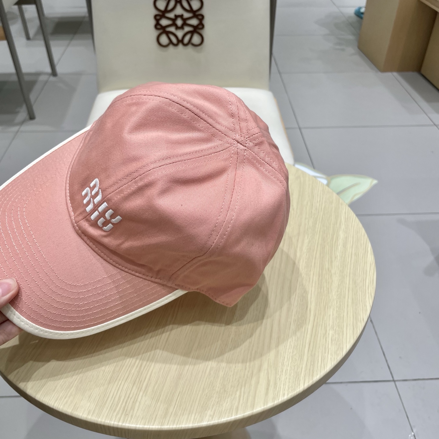  .  【Miumiu缪缪】新款订单款刺绣棒球帽🧢大牌款超好搭配，赶紧入手！