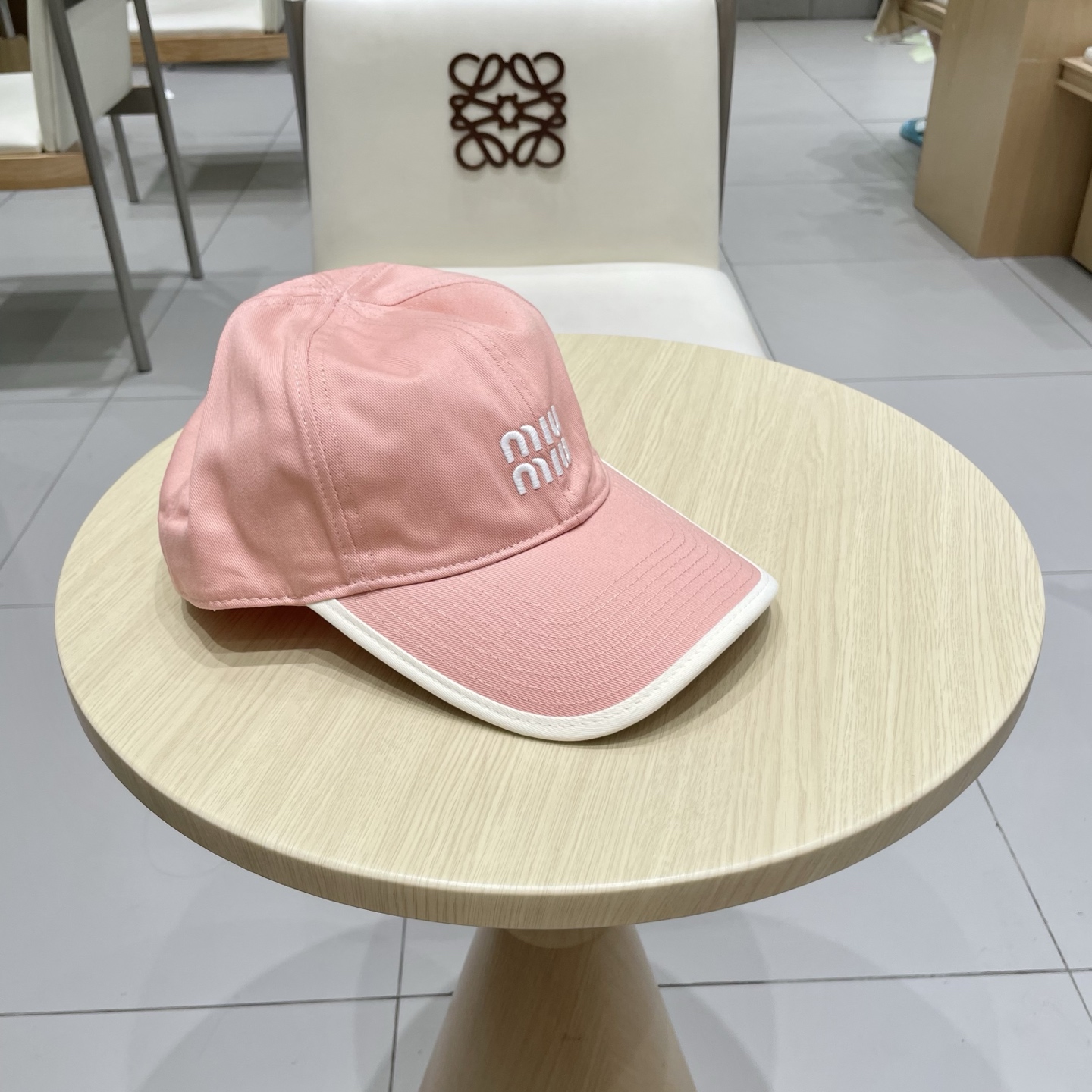  .  【Miumiu缪缪】新款订单款刺绣棒球帽🧢大牌款超好搭配，赶紧入手！