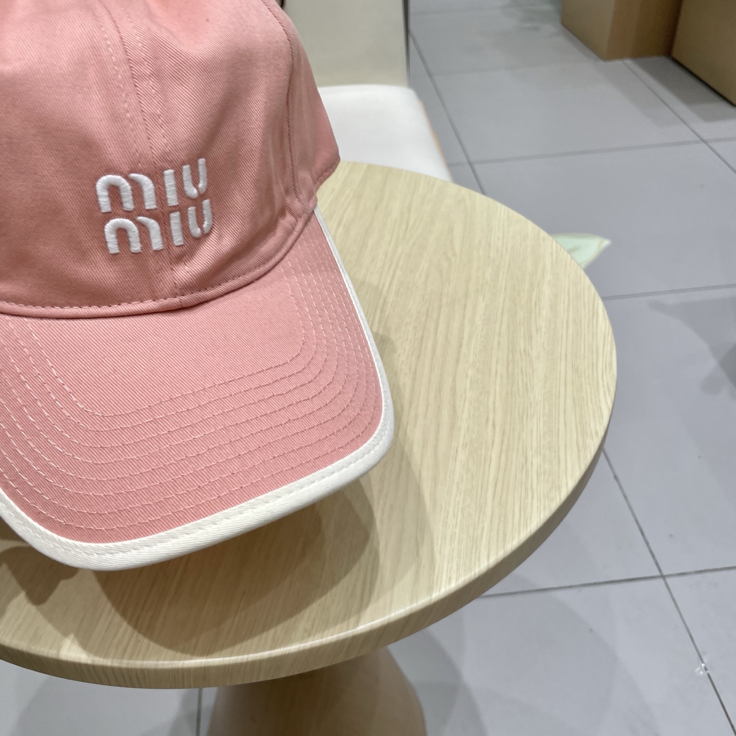  .  【Miumiu缪缪】新款订单款刺绣棒球帽🧢大牌款超好搭配，赶紧入手！