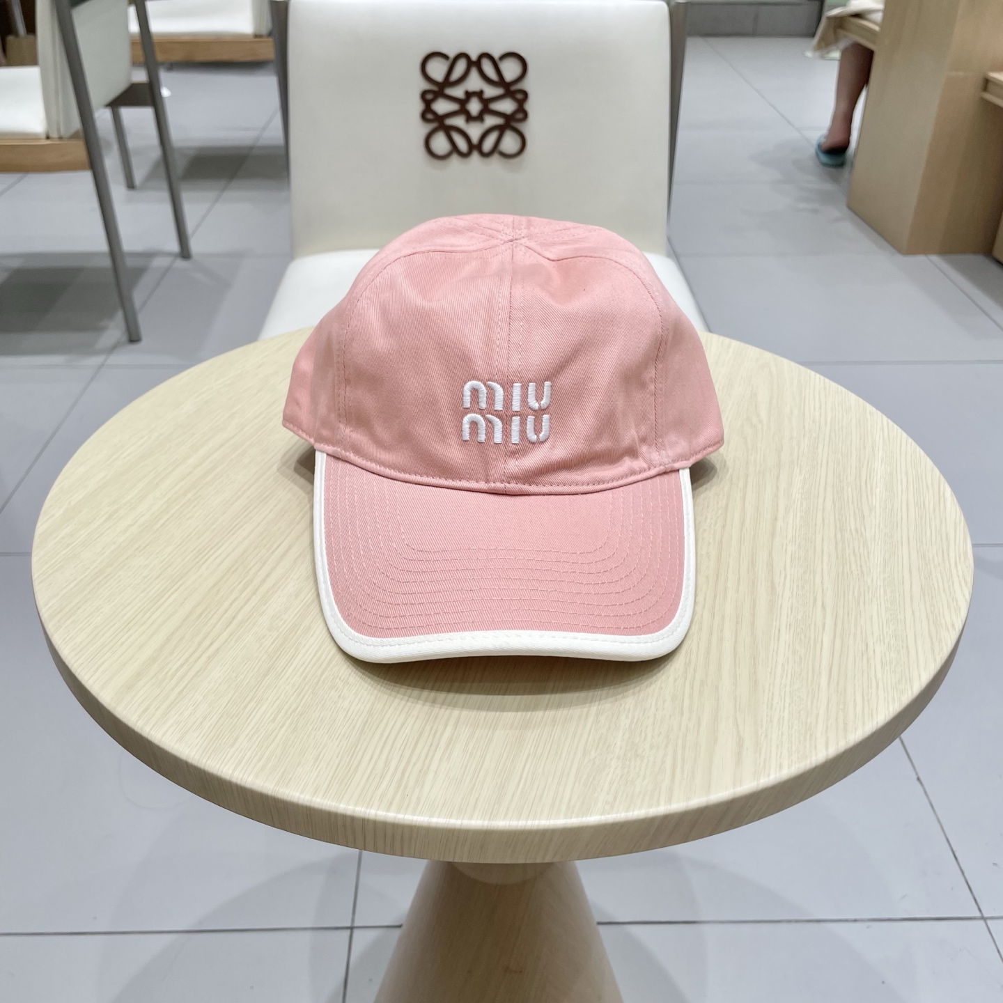  .  【Miumiu缪缪】新款订单款刺绣棒球帽🧢大牌款超好搭配，赶紧入手！
