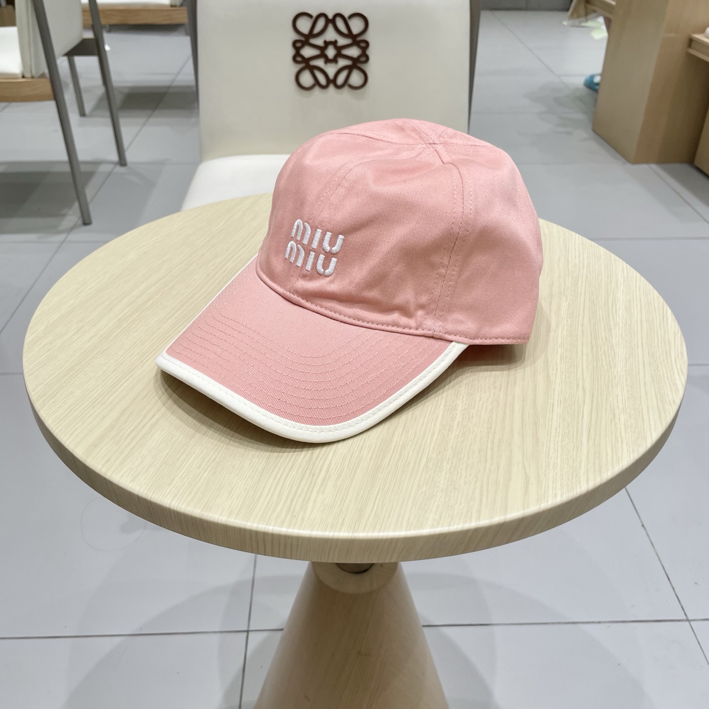  .  【Miumiu缪缪】新款订单款刺绣棒球帽🧢大牌款超好搭配，赶紧入手！
