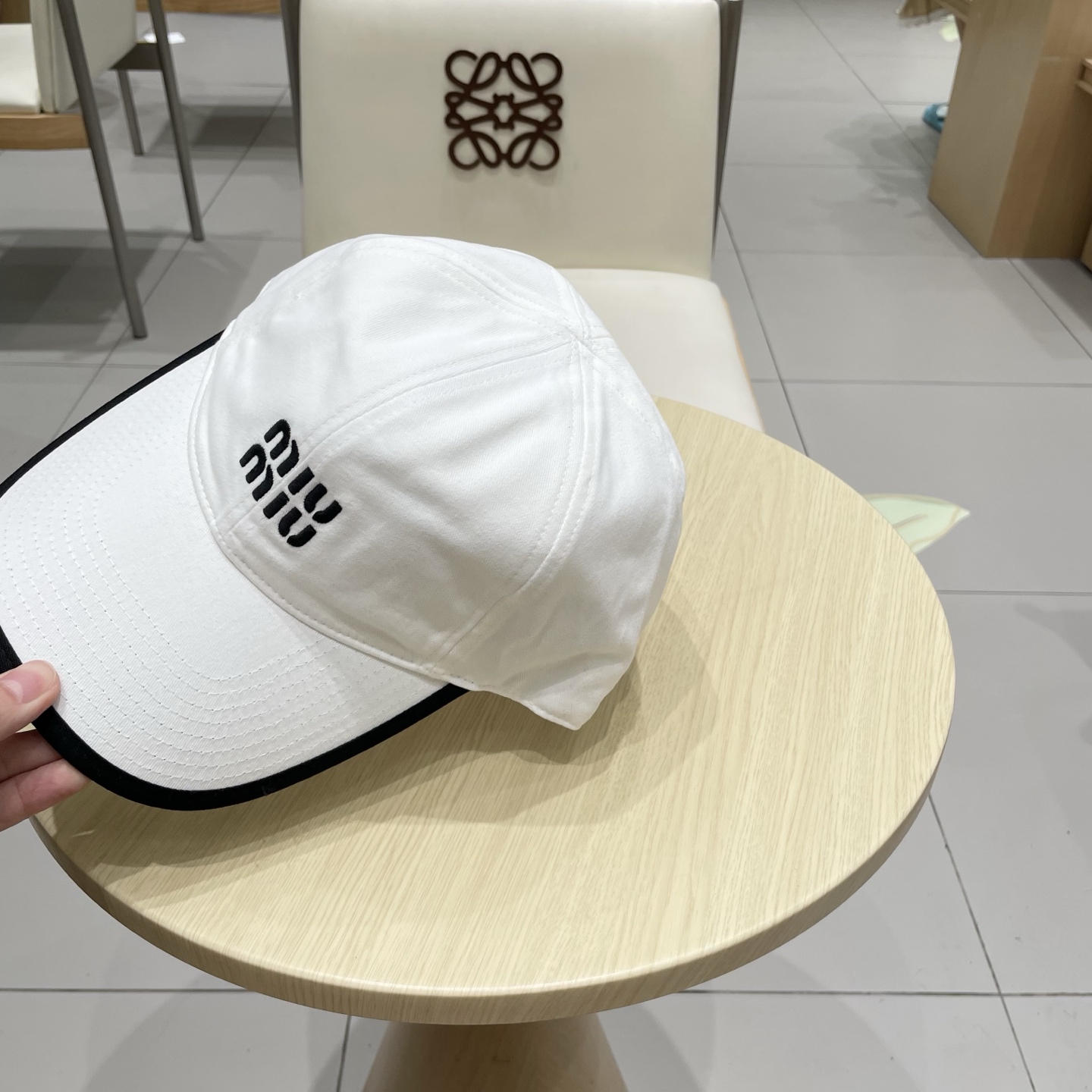 .  【Miumiu缪缪】新款订单款刺绣棒球帽🧢大牌款超好搭配，赶紧入手！