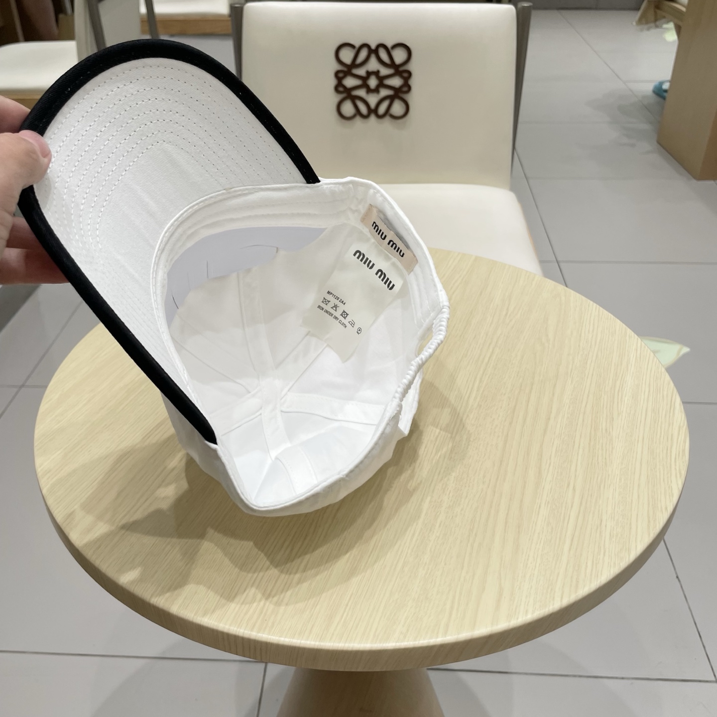  .  【Miumiu缪缪】新款订单款刺绣棒球帽🧢大牌款超好搭配，赶紧入手！