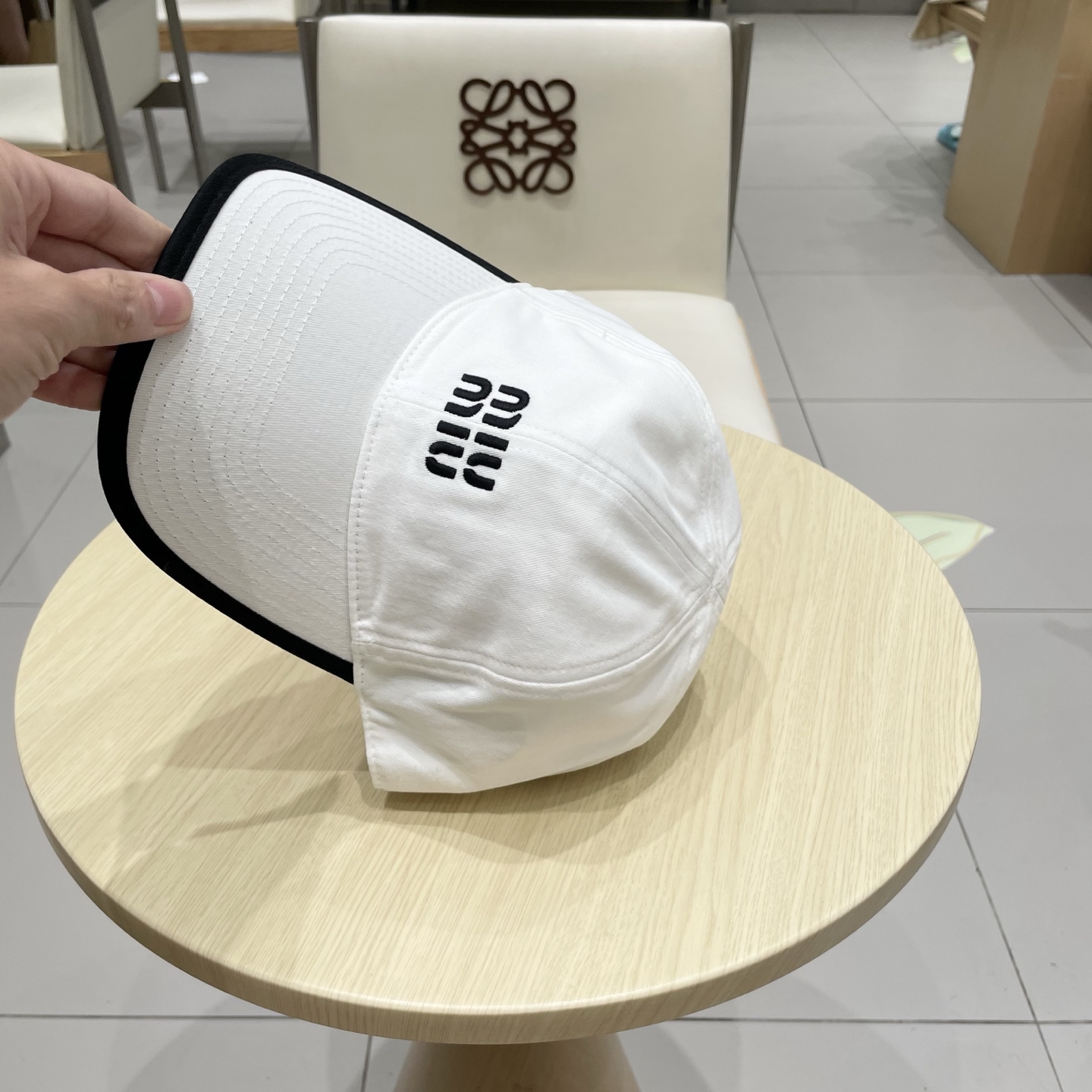  .  【Miumiu缪缪】新款订单款刺绣棒球帽🧢大牌款超好搭配，赶紧入手！