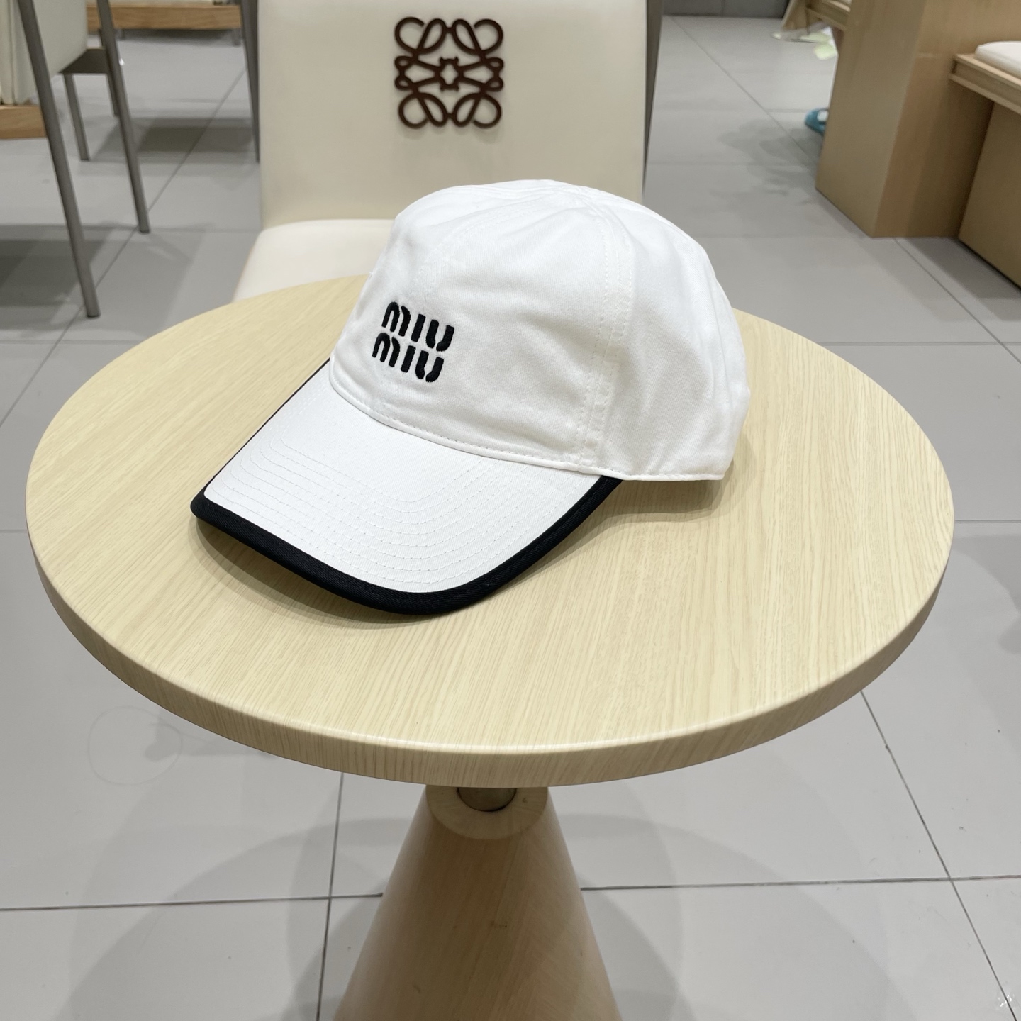  .  【Miumiu缪缪】新款订单款刺绣棒球帽🧢大牌款超好搭配，赶紧入手！