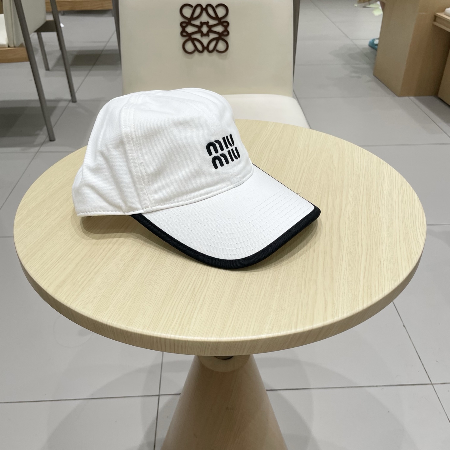  .  【Miumiu缪缪】新款订单款刺绣棒球帽🧢大牌款超好搭配，赶紧入手！