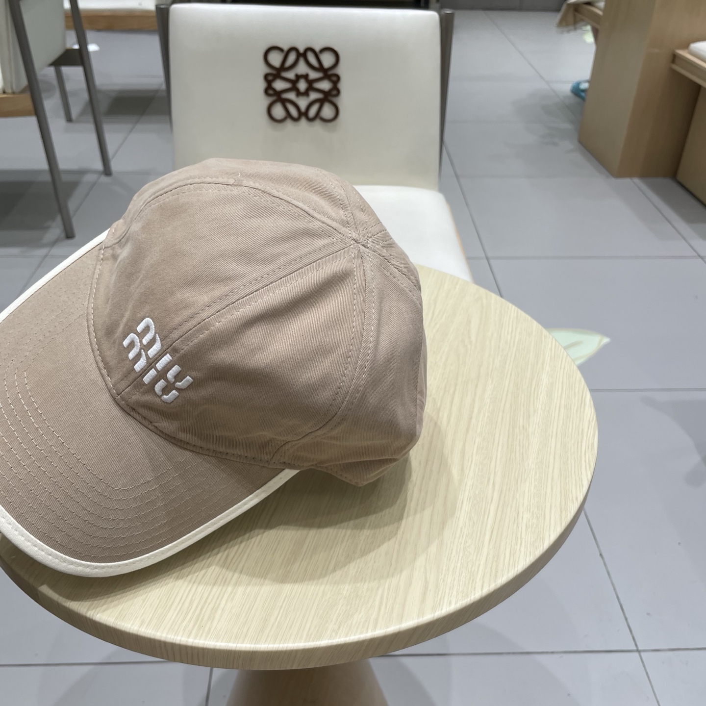  .  【Miumiu缪缪】新款订单款刺绣棒球帽🧢大牌款超好搭配，赶紧入手！