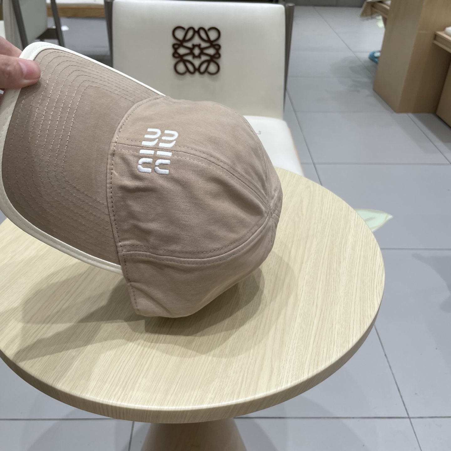  .  【Miumiu缪缪】新款订单款刺绣棒球帽🧢大牌款超好搭配，赶紧入手！
