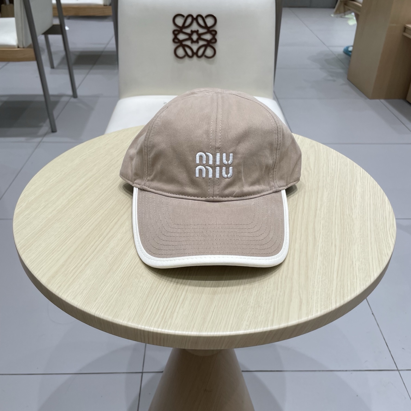  .  【Miumiu缪缪】新款订单款刺绣棒球帽🧢大牌款超好搭配，赶紧入手！