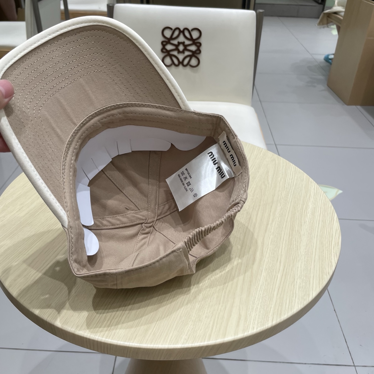  .  【Miumiu缪缪】新款订单款刺绣棒球帽🧢大牌款超好搭配，赶紧入手！