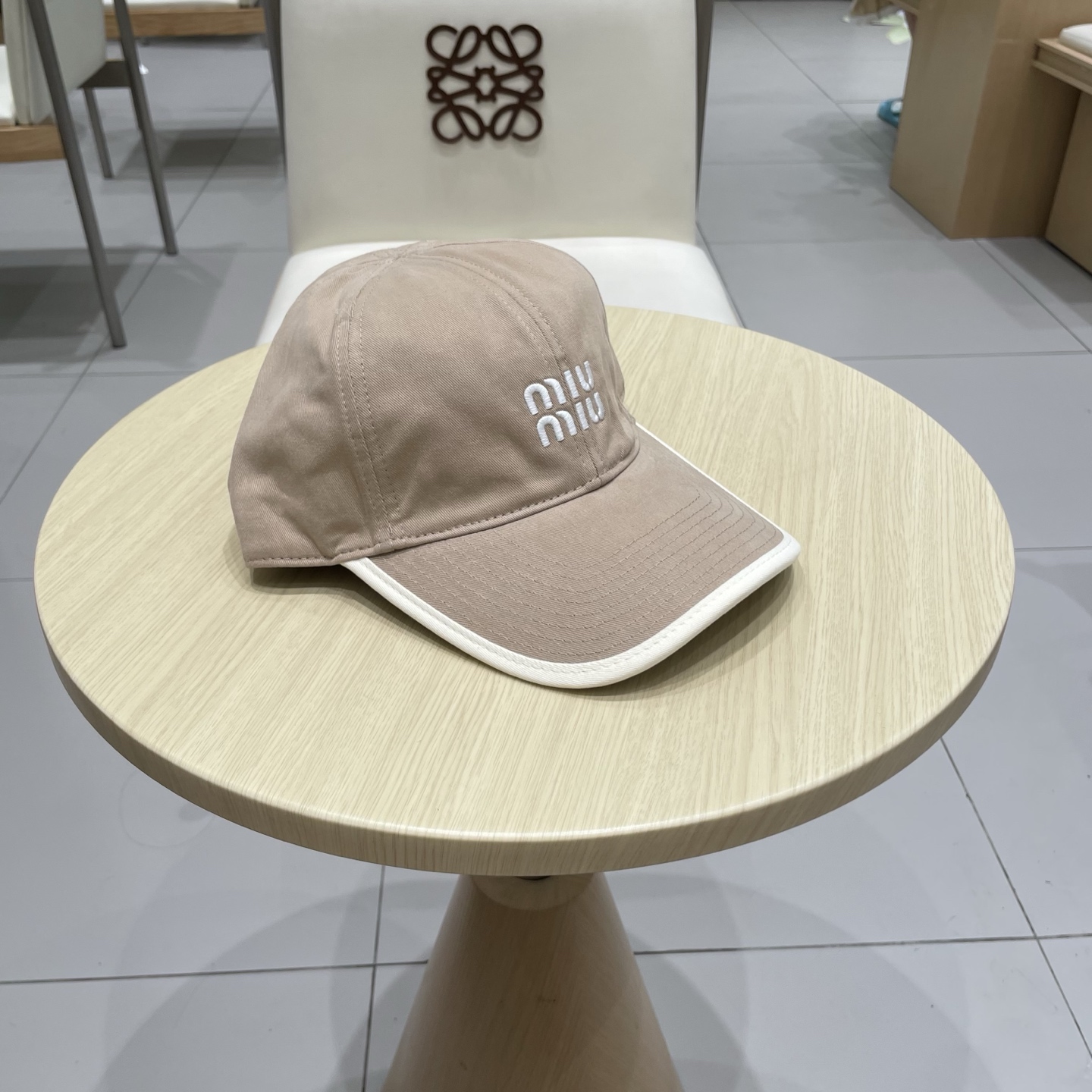  .  【Miumiu缪缪】新款订单款刺绣棒球帽🧢大牌款超好搭配，赶紧入手！