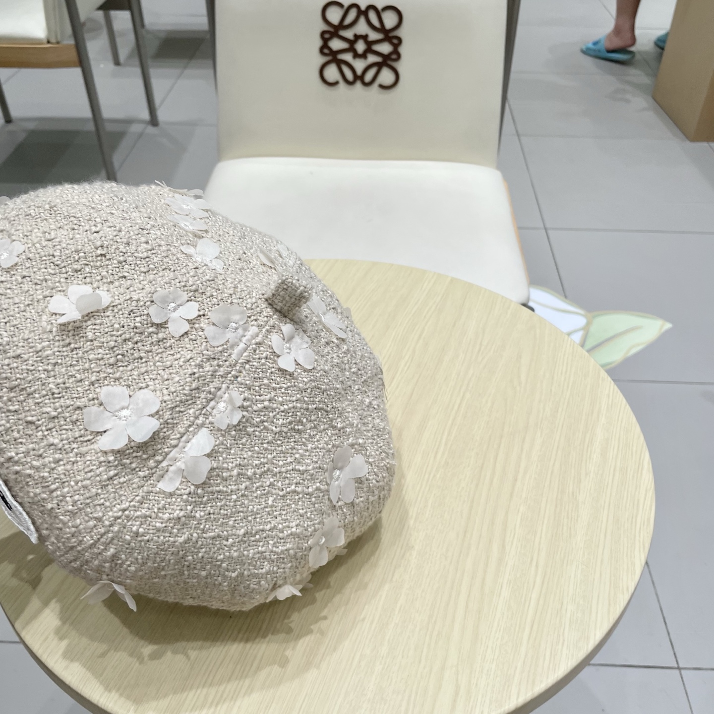  CHANEL香奈儿新款早秋款花朵🌺款式贝雷帽🔸 节假日旅游带它出去美美哒❕  中古款哟.这种帽子不容易