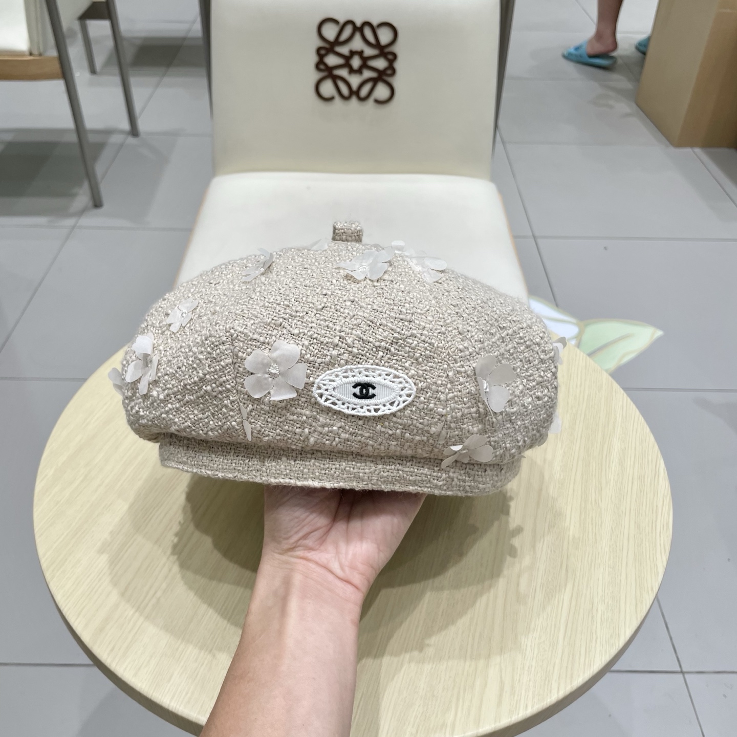  CHANEL香奈儿新款早秋款花朵🌺款式贝雷帽🔸 节假日旅游带它出去美美哒❕  中古款哟.这种帽子不容易