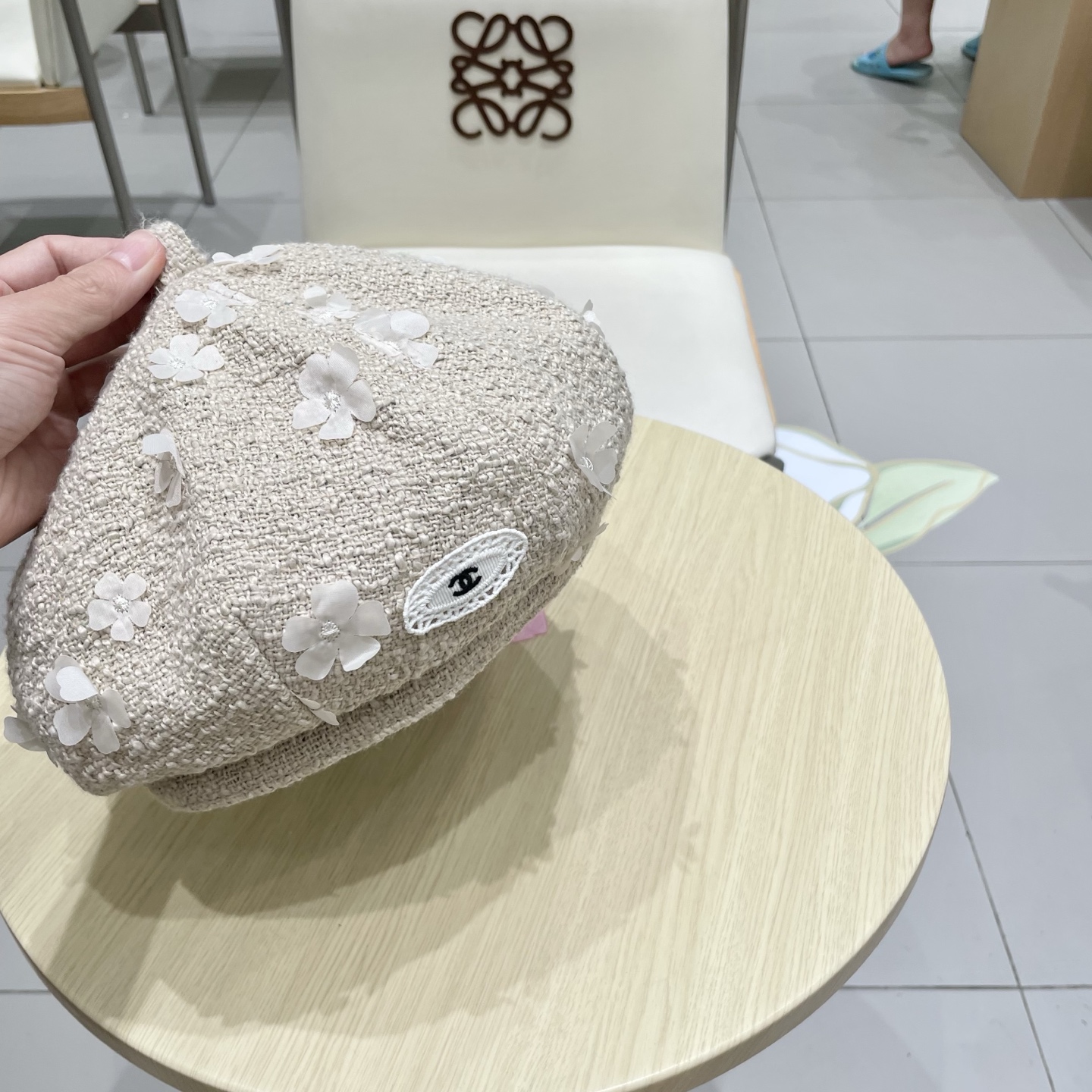  CHANEL香奈儿新款早秋款花朵🌺款式贝雷帽🔸 节假日旅游带它出去美美哒❕  中古款哟.这种帽子不容易