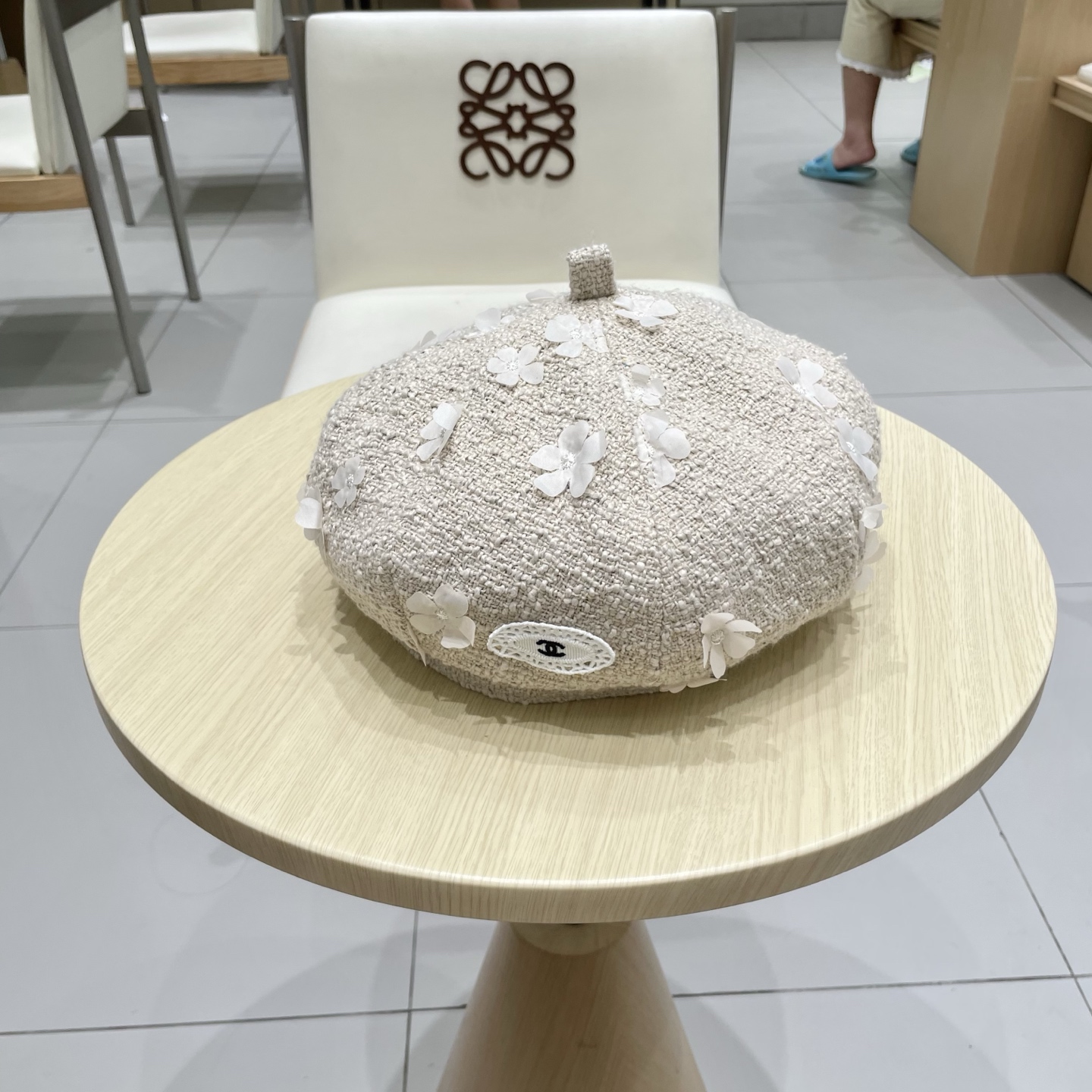  CHANEL香奈儿新款早秋款花朵🌺款式贝雷帽🔸 节假日旅游带它出去美美哒❕  中古款哟.这种帽子不容易