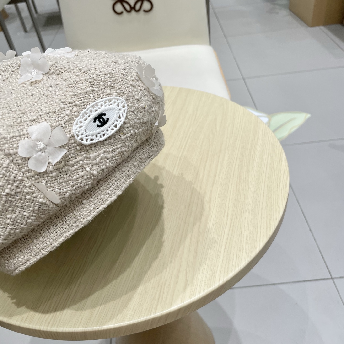  CHANEL香奈儿新款早秋款花朵🌺款式贝雷帽🔸 节假日旅游带它出去美美哒❕  中古款哟.这种帽子不容易