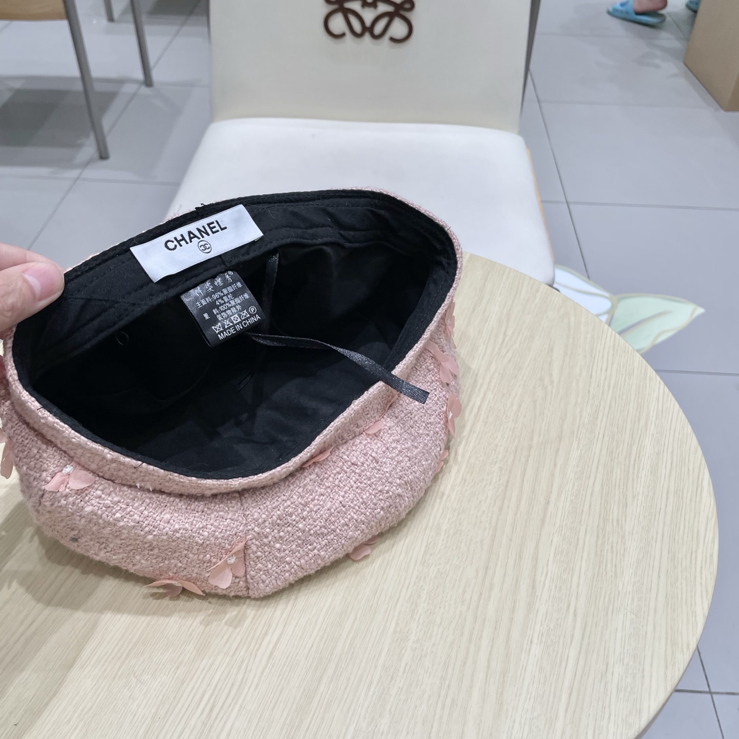  CHANEL香奈儿新款早秋款花朵🌺款式贝雷帽🔸 节假日旅游带它出去美美哒❕  中古款哟.这种帽子不容易