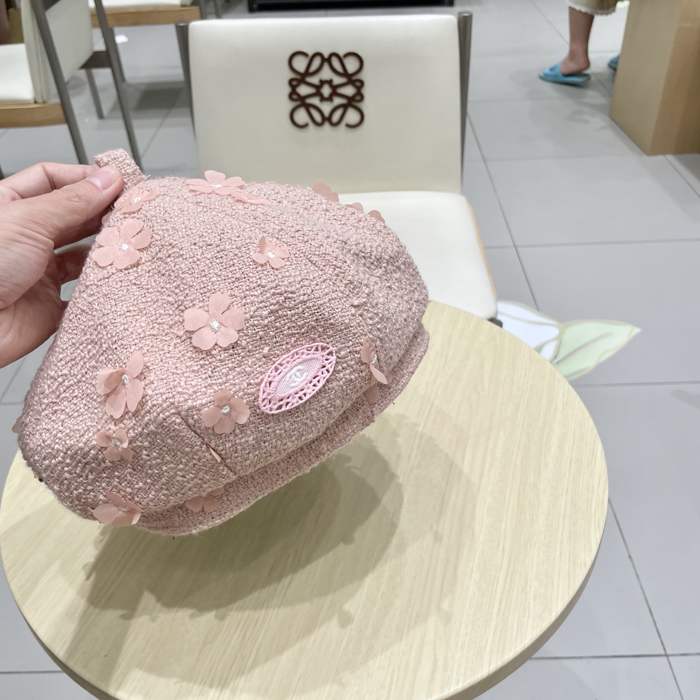  CHANEL香奈儿新款早秋款花朵🌺款式贝雷帽🔸 节假日旅游带它出去美美哒❕  中古款哟.这种帽子不容易