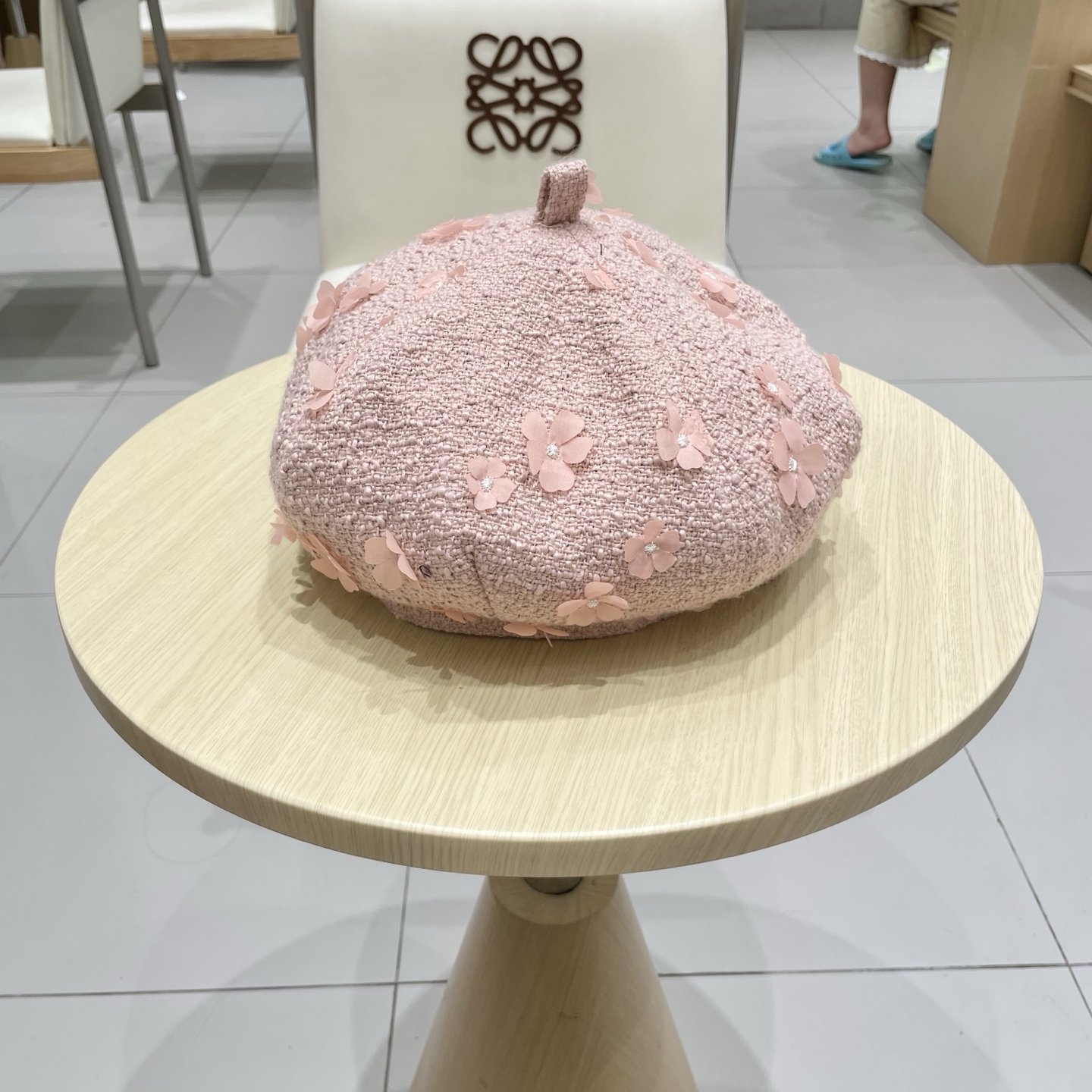  CHANEL香奈儿新款早秋款花朵🌺款式贝雷帽🔸 节假日旅游带它出去美美哒❕  中古款哟.这种帽子不容易