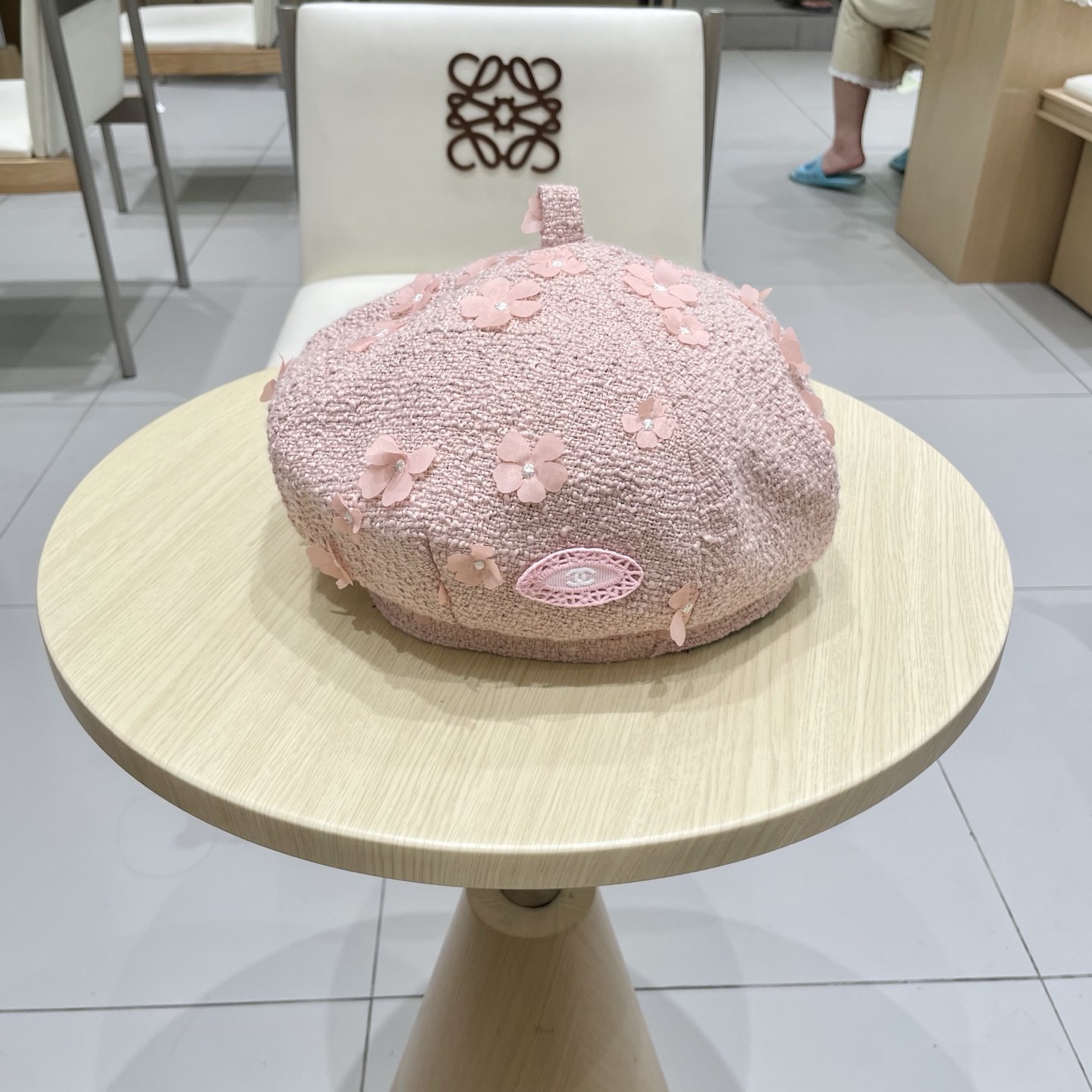  CHANEL香奈儿新款早秋款花朵🌺款式贝雷帽🔸 节假日旅游带它出去美美哒❕  中古款哟.这种帽子不容易