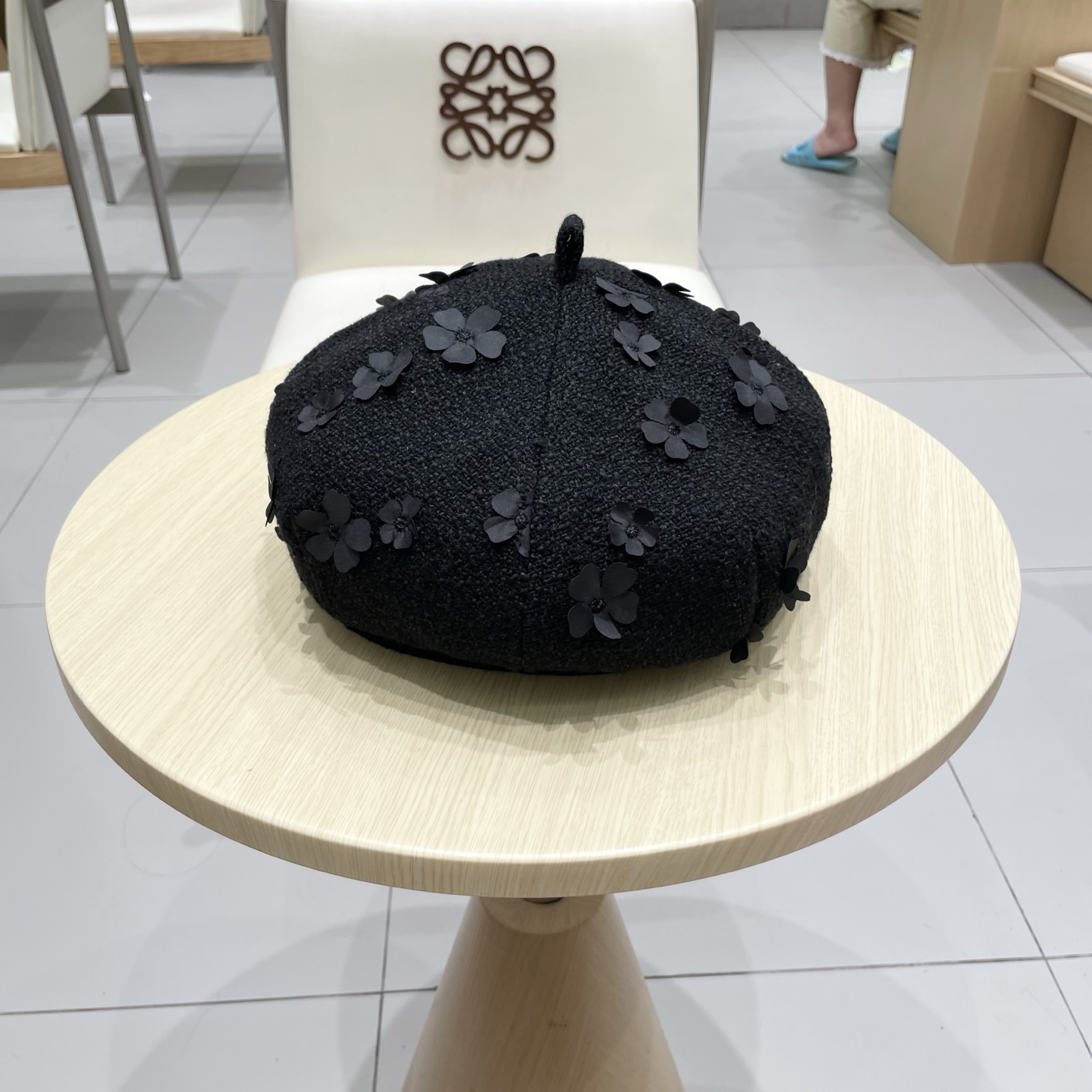  CHANEL香奈儿新款早秋款花朵🌺款式贝雷帽🔸 节假日旅游带它出去美美哒❕  中古款哟.这种帽子不容易