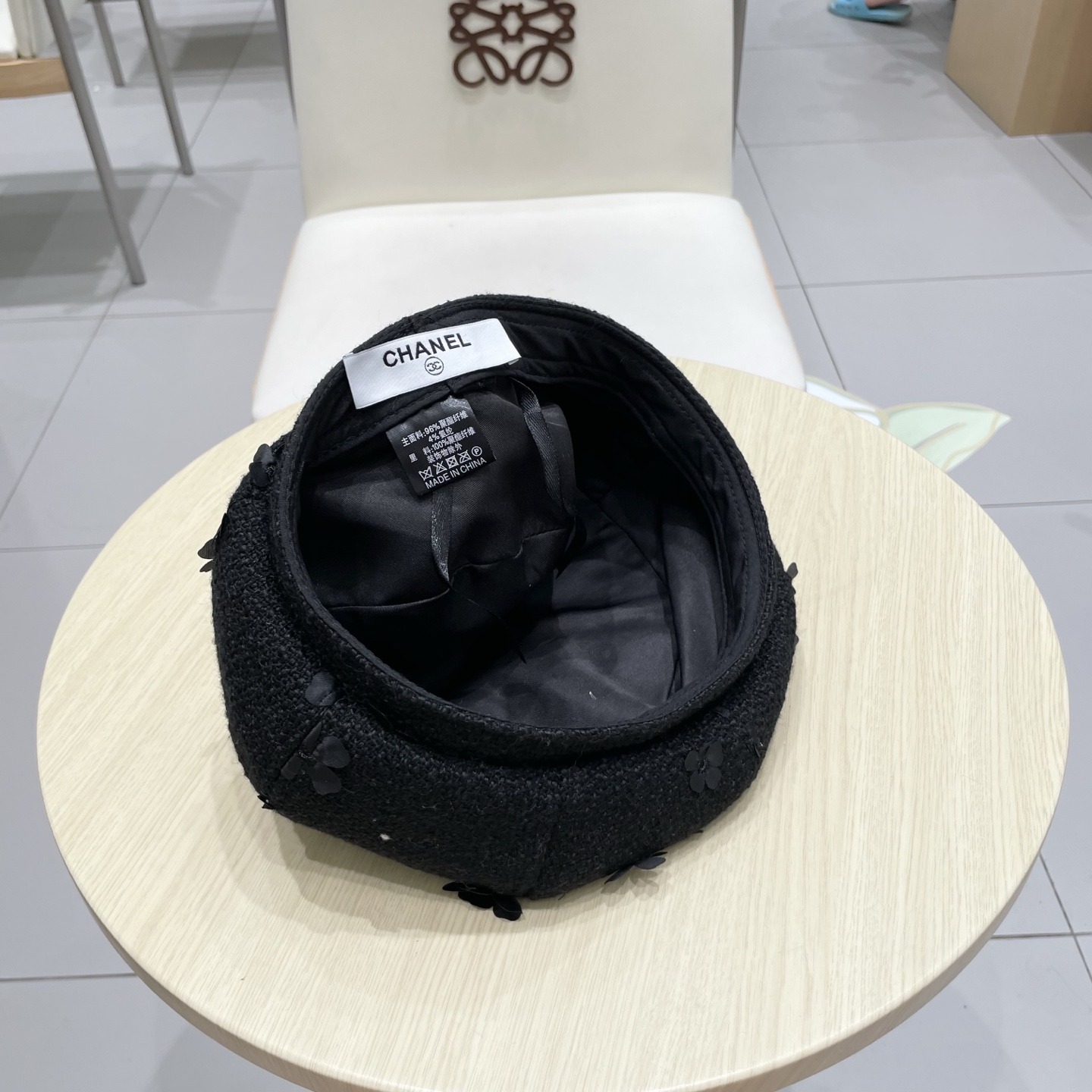  CHANEL香奈儿新款早秋款花朵🌺款式贝雷帽🔸 节假日旅游带它出去美美哒❕  中古款哟.这种帽子不容易