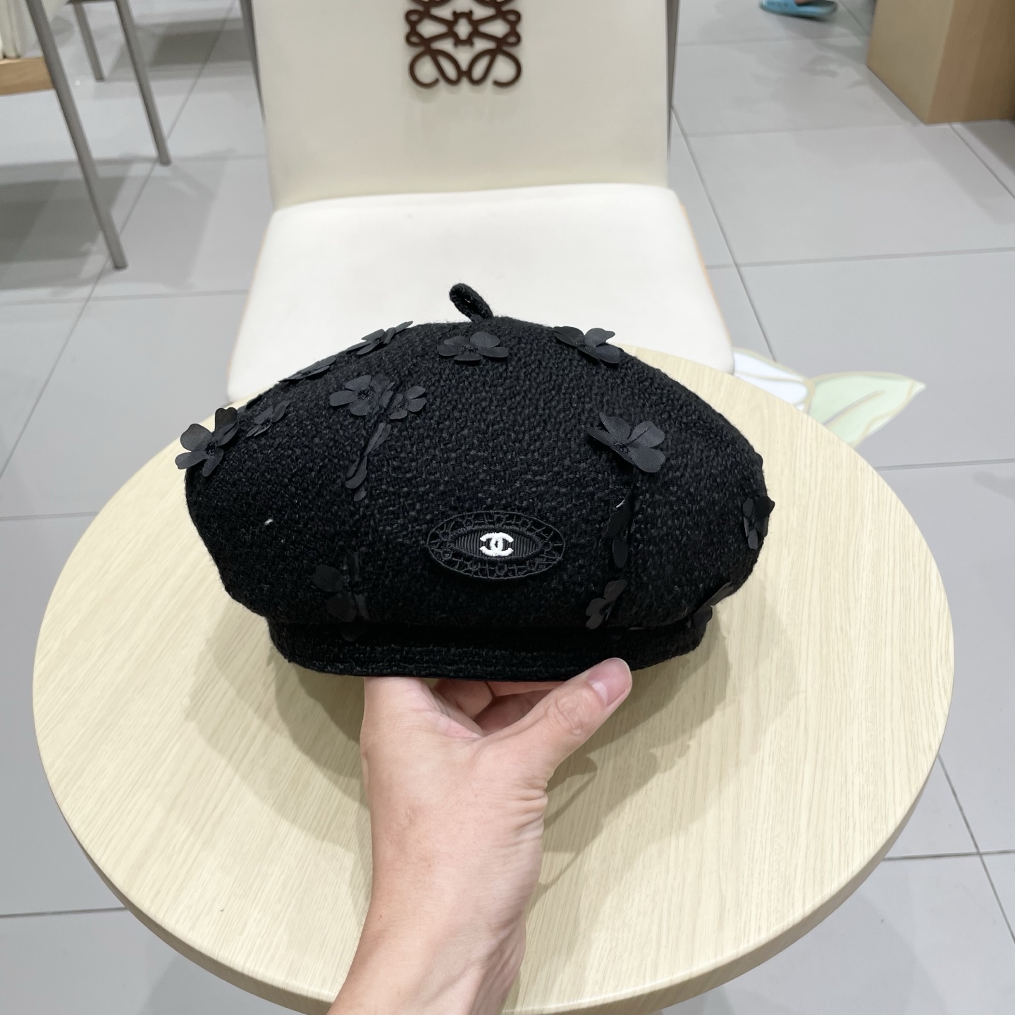  CHANEL香奈儿新款早秋款花朵🌺款式贝雷帽🔸 节假日旅游带它出去美美哒❕  中古款哟.这种帽子不容易