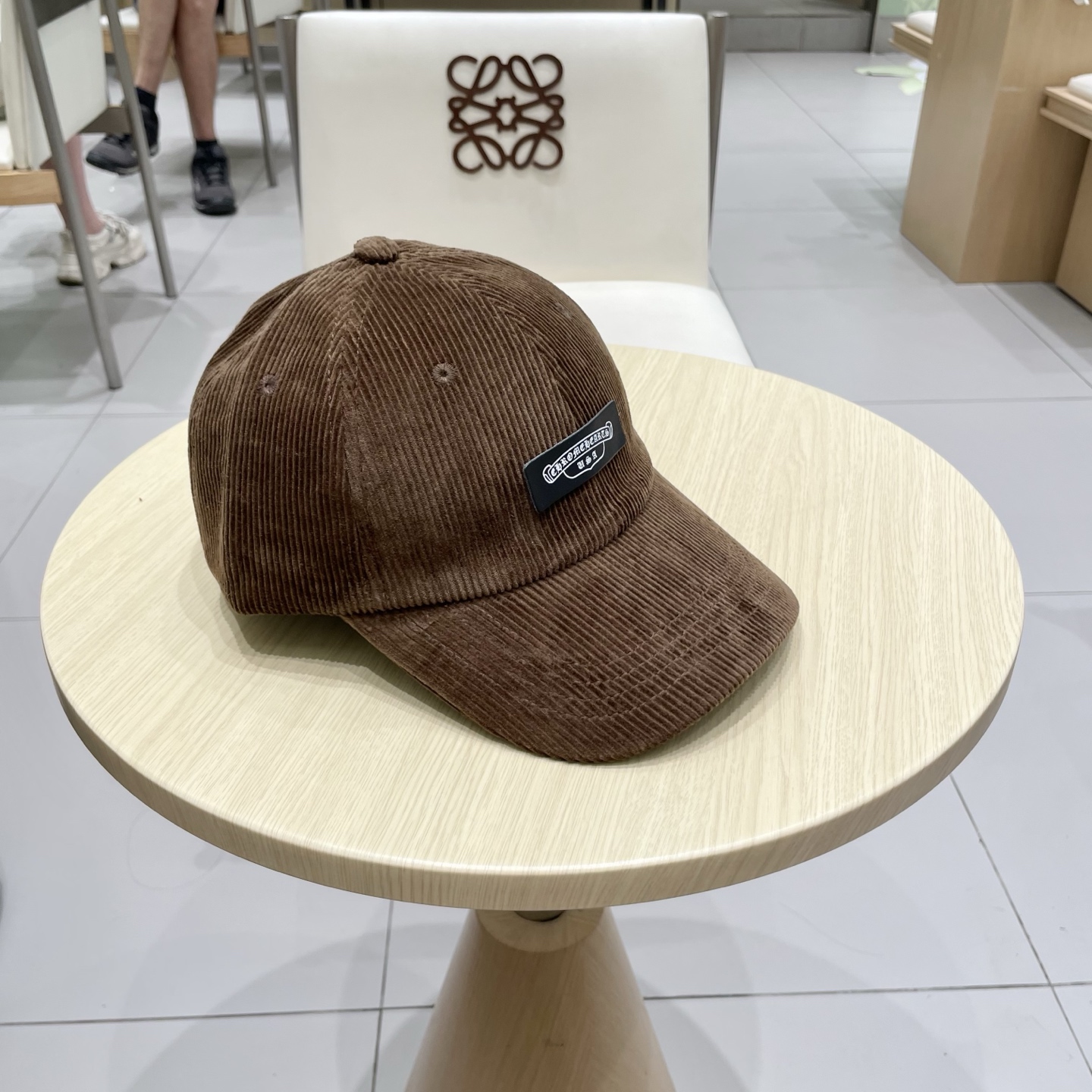  克罗心 秋季新款 灯芯绒棒球帽🧢
小标几个颜色真的很耐看
整个帽型软顶设计 戴上去和头部完美贴合非常舒