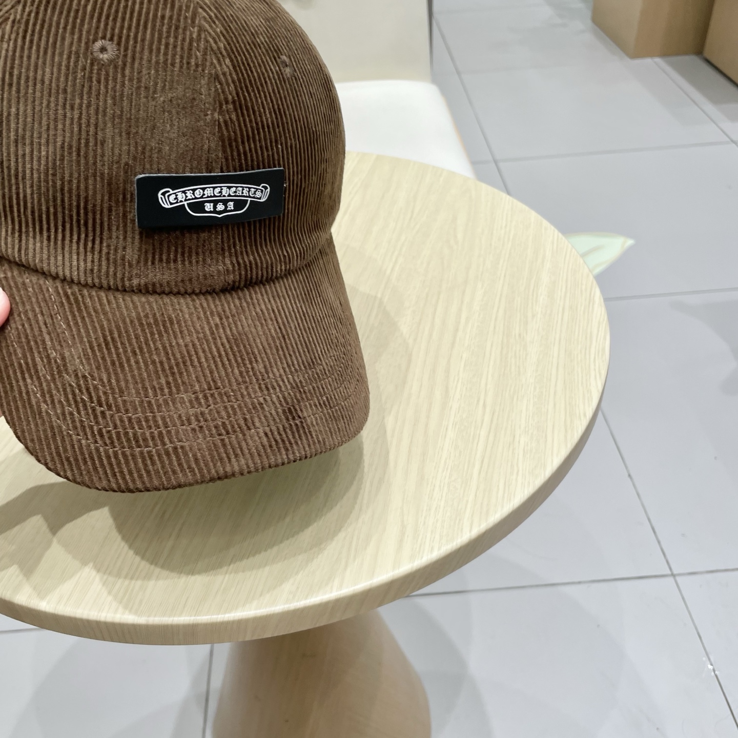  克罗心 秋季新款 灯芯绒棒球帽🧢
小标几个颜色真的很耐看
整个帽型软顶设计 戴上去和头部完美贴合非常舒