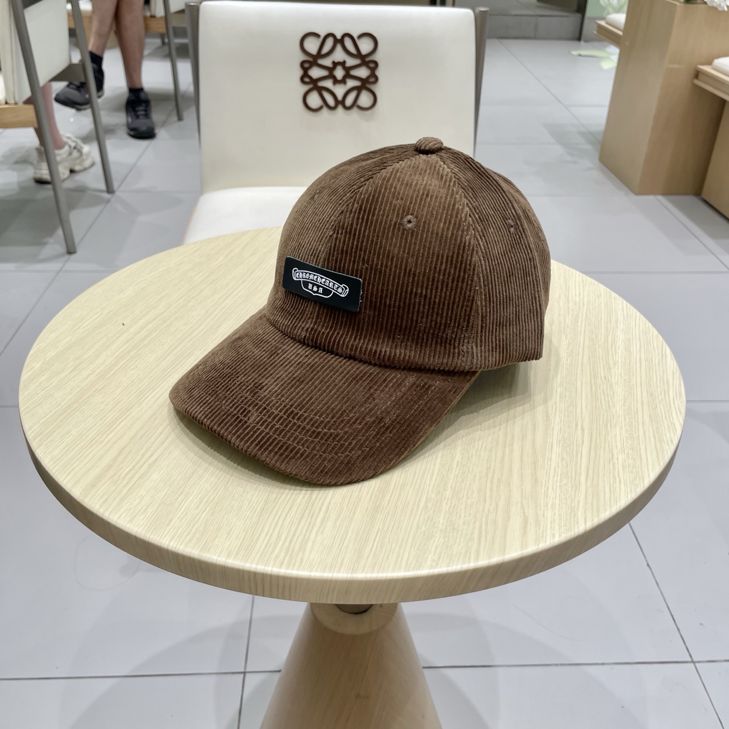  克罗心 秋季新款 灯芯绒棒球帽🧢
小标几个颜色真的很耐看
整个帽型软顶设计 戴上去和头部完美贴合非常舒