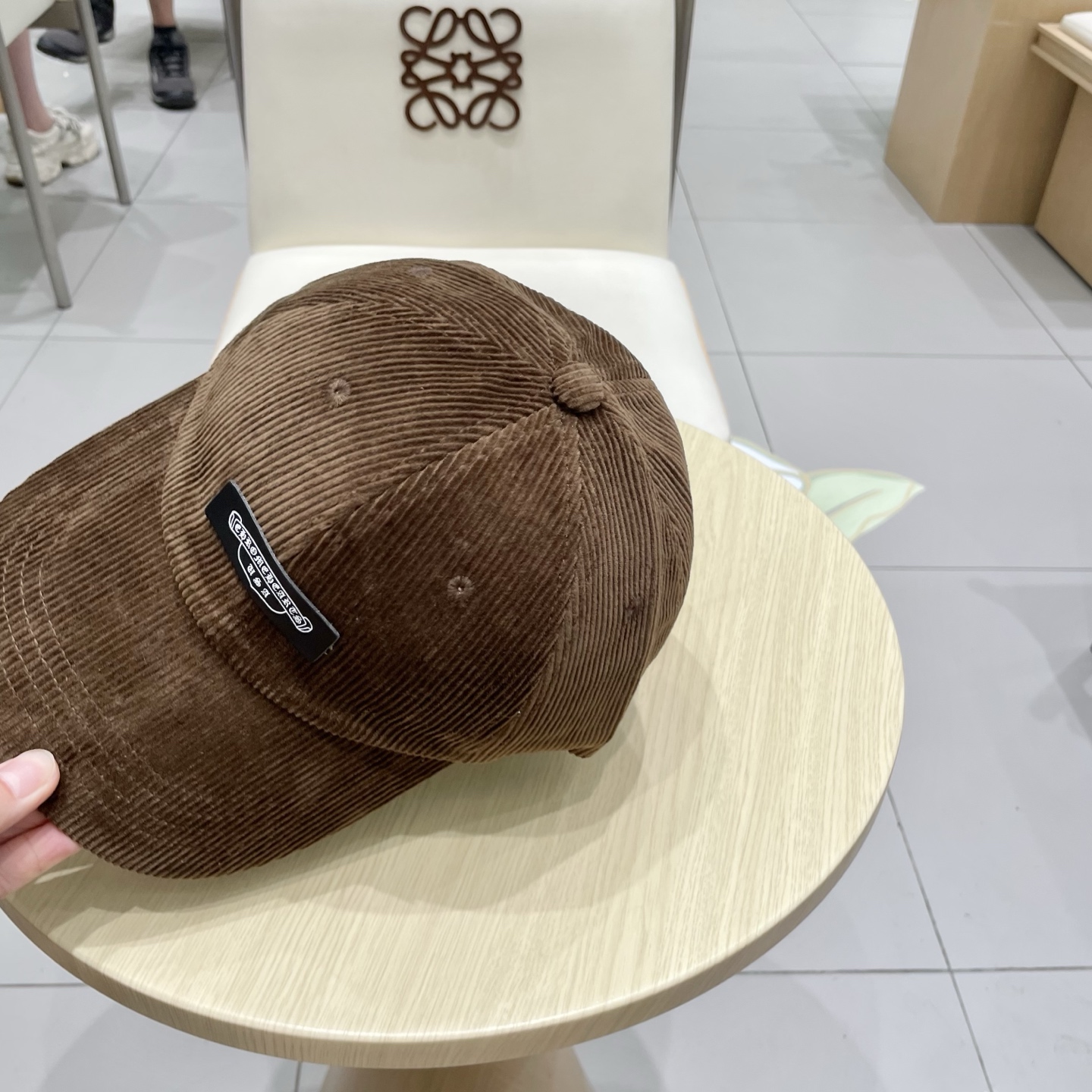  克罗心 秋季新款 灯芯绒棒球帽🧢
小标几个颜色真的很耐看
整个帽型软顶设计 戴上去和头部完美贴合非常舒