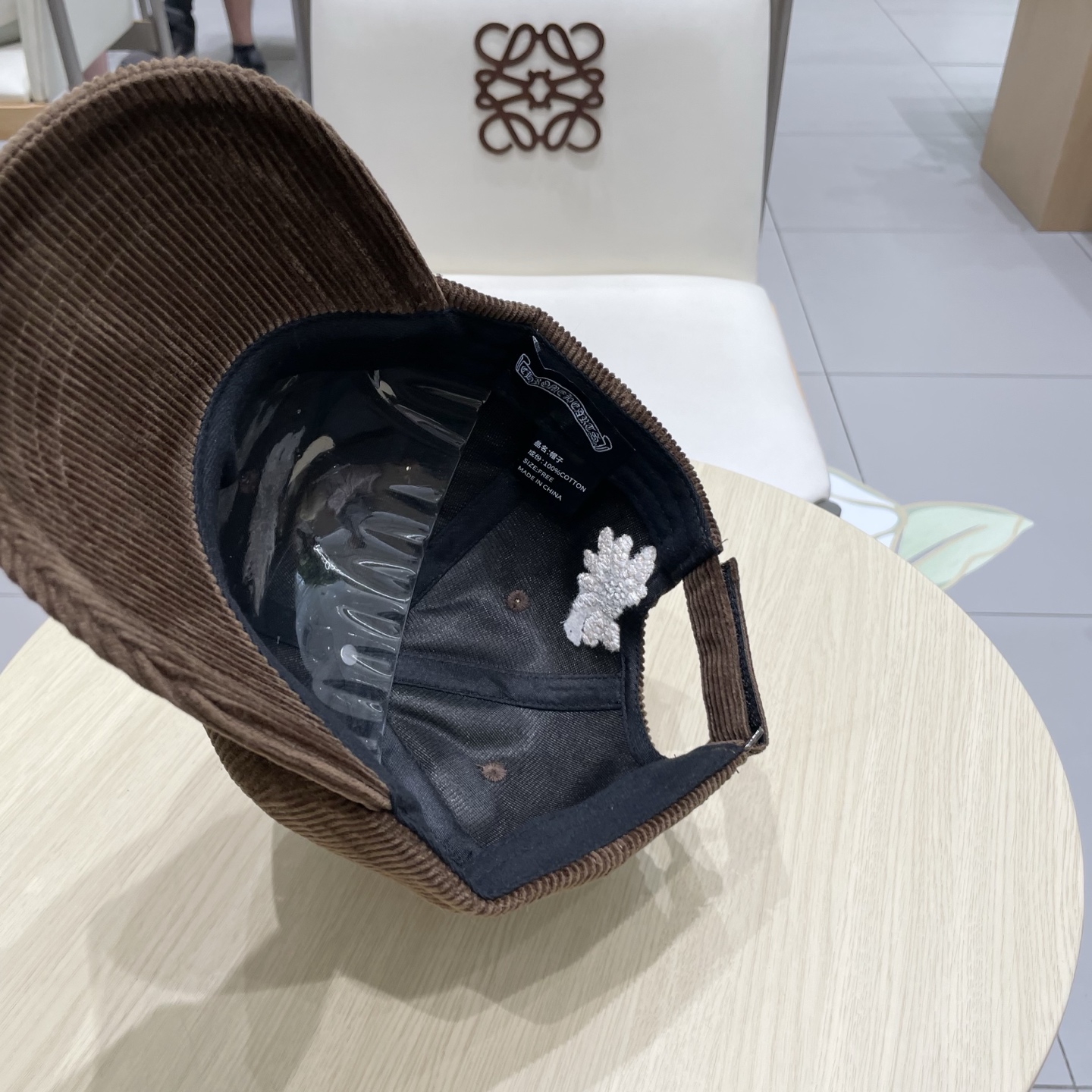  克罗心 秋季新款 灯芯绒棒球帽🧢
小标几个颜色真的很耐看
整个帽型软顶设计 戴上去和头部完美贴合非常舒