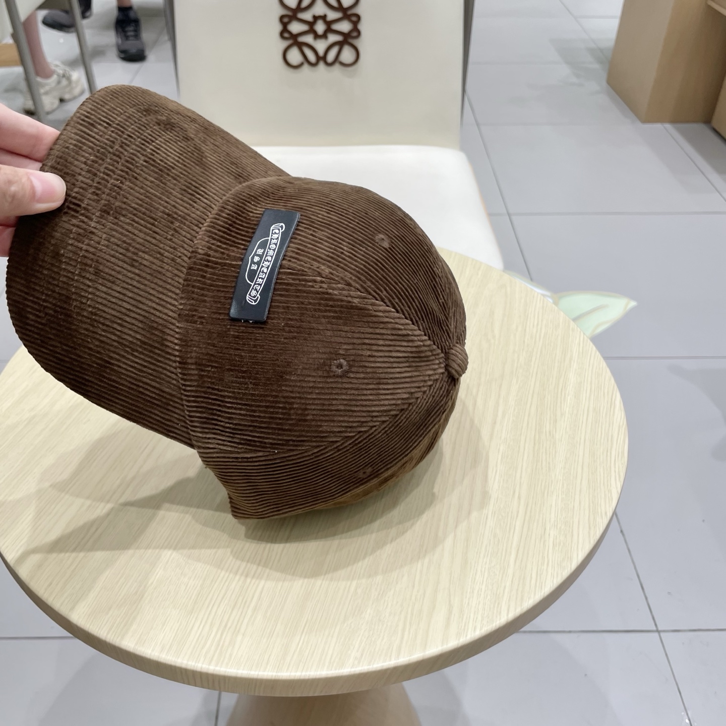  克罗心 秋季新款 灯芯绒棒球帽🧢
小标几个颜色真的很耐看
整个帽型软顶设计 戴上去和头部完美贴合非常舒