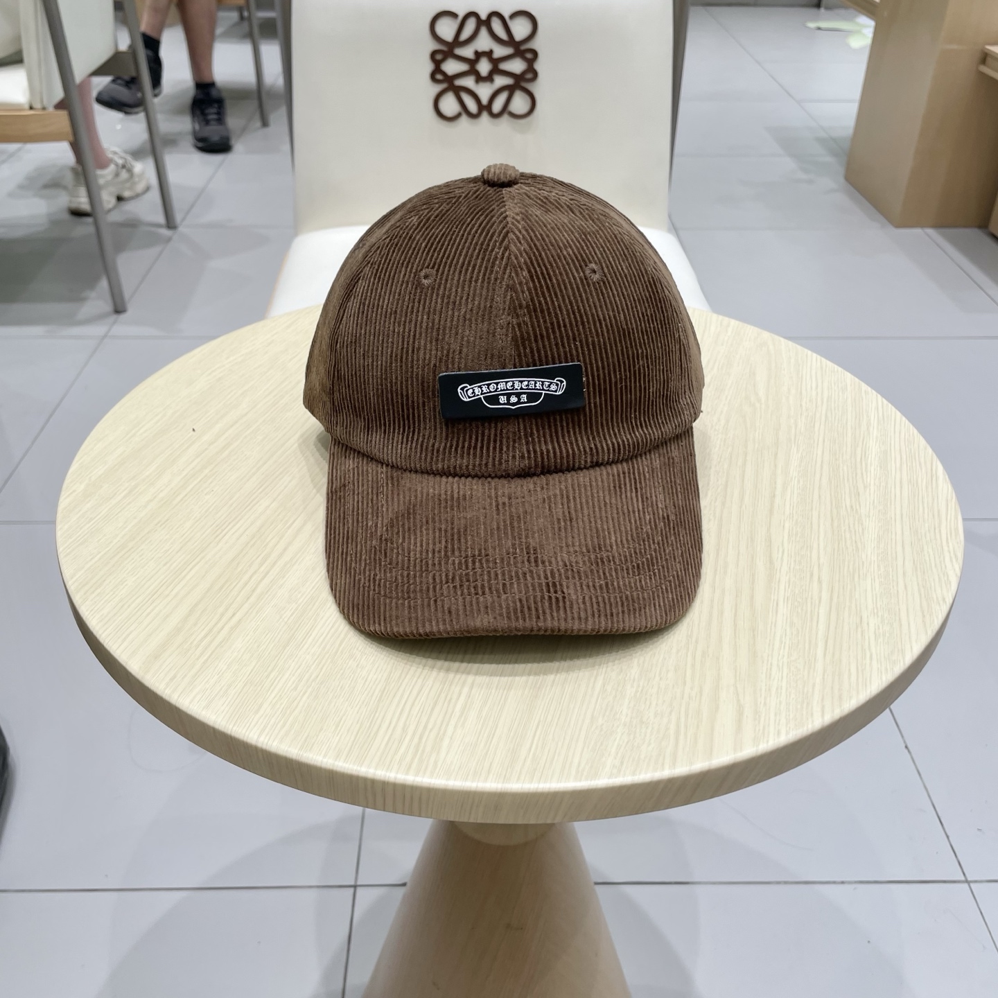  克罗心 秋季新款 灯芯绒棒球帽🧢
小标几个颜色真的很耐看
整个帽型软顶设计 戴上去和头部完美贴合非常舒