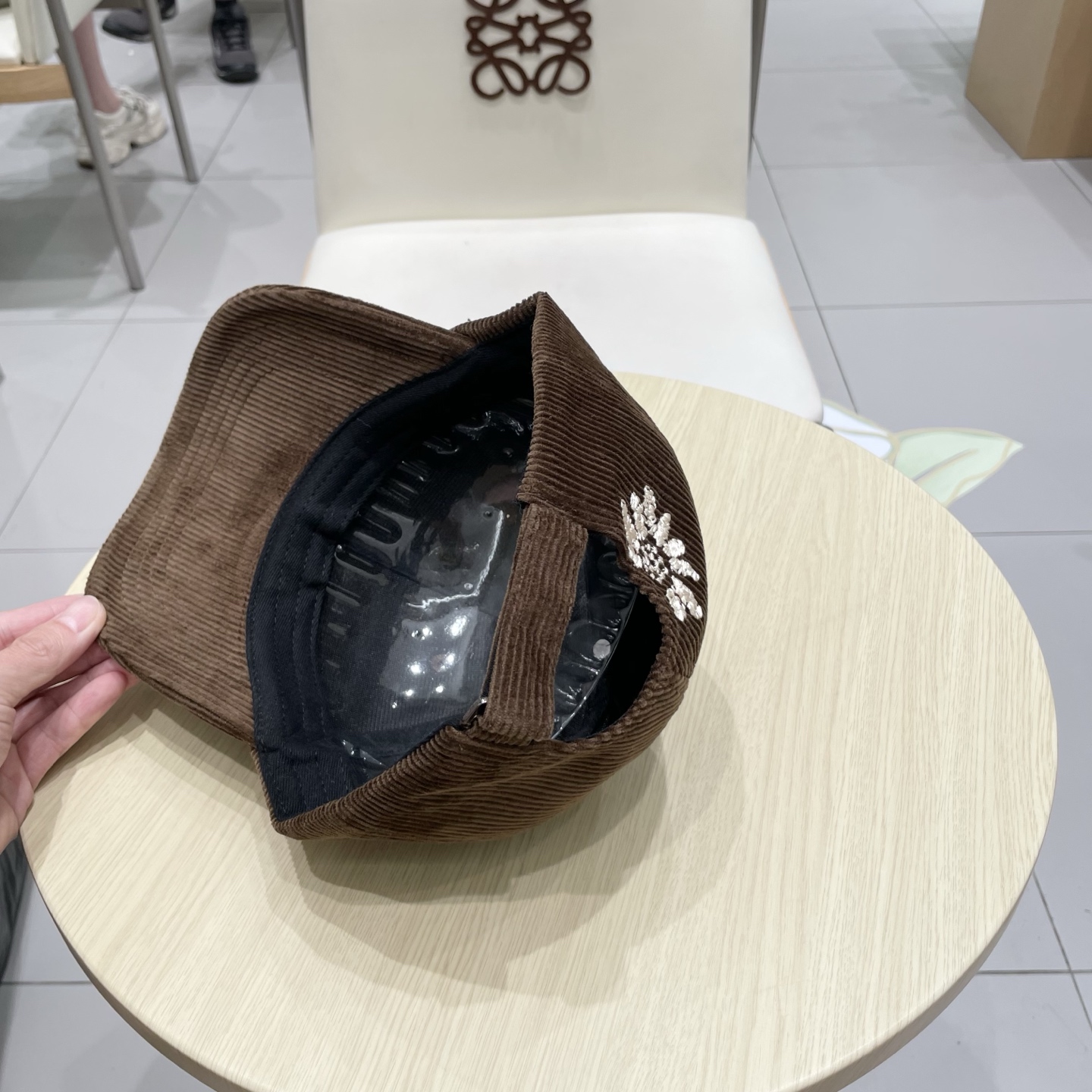  克罗心 秋季新款 灯芯绒棒球帽🧢
小标几个颜色真的很耐看
整个帽型软顶设计 戴上去和头部完美贴合非常舒