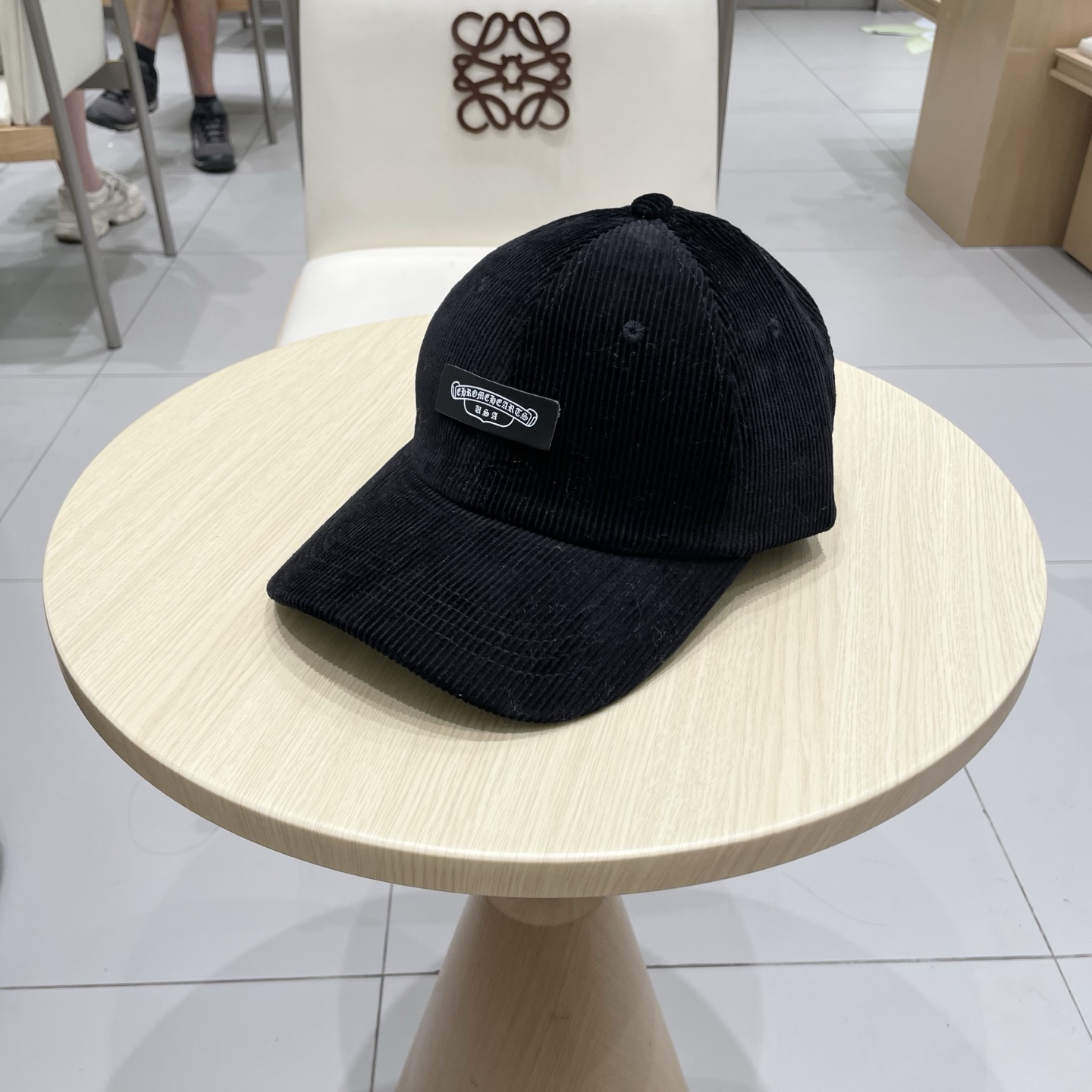  克罗心 秋季新款 灯芯绒棒球帽🧢
小标几个颜色真的很耐看
整个帽型软顶设计 戴上去和头部完美贴合非常舒