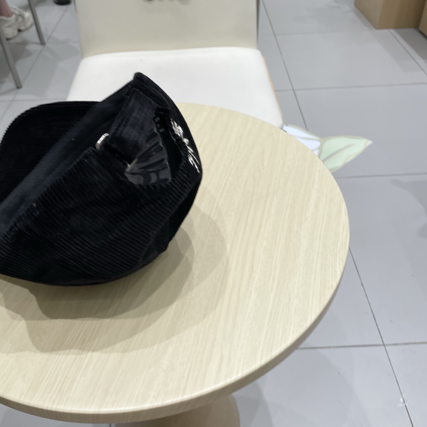  克罗心 秋季新款 灯芯绒棒球帽🧢
小标几个颜色真的很耐看
整个帽型软顶设计 戴上去和头部完美贴合非常舒