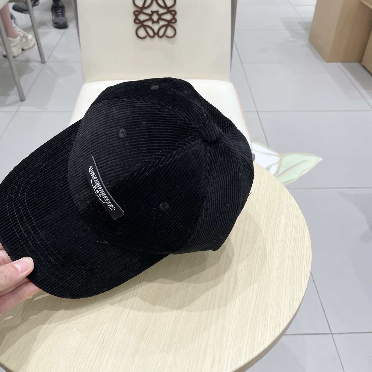  克罗心 秋季新款 灯芯绒棒球帽🧢
小标几个颜色真的很耐看
整个帽型软顶设计 戴上去和头部完美贴合非常舒