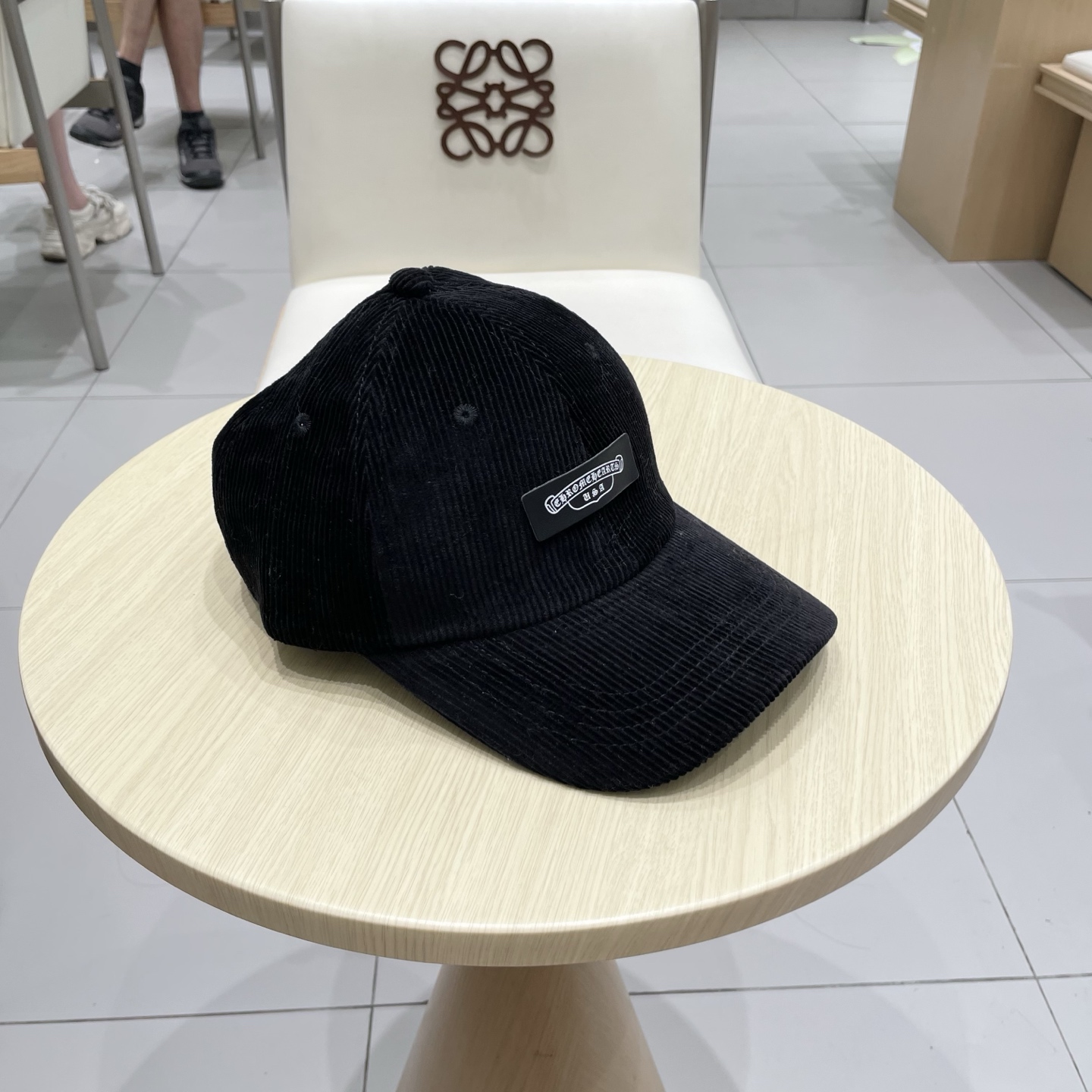  克罗心 秋季新款 灯芯绒棒球帽🧢
小标几个颜色真的很耐看
整个帽型软顶设计 戴上去和头部完美贴合非常舒