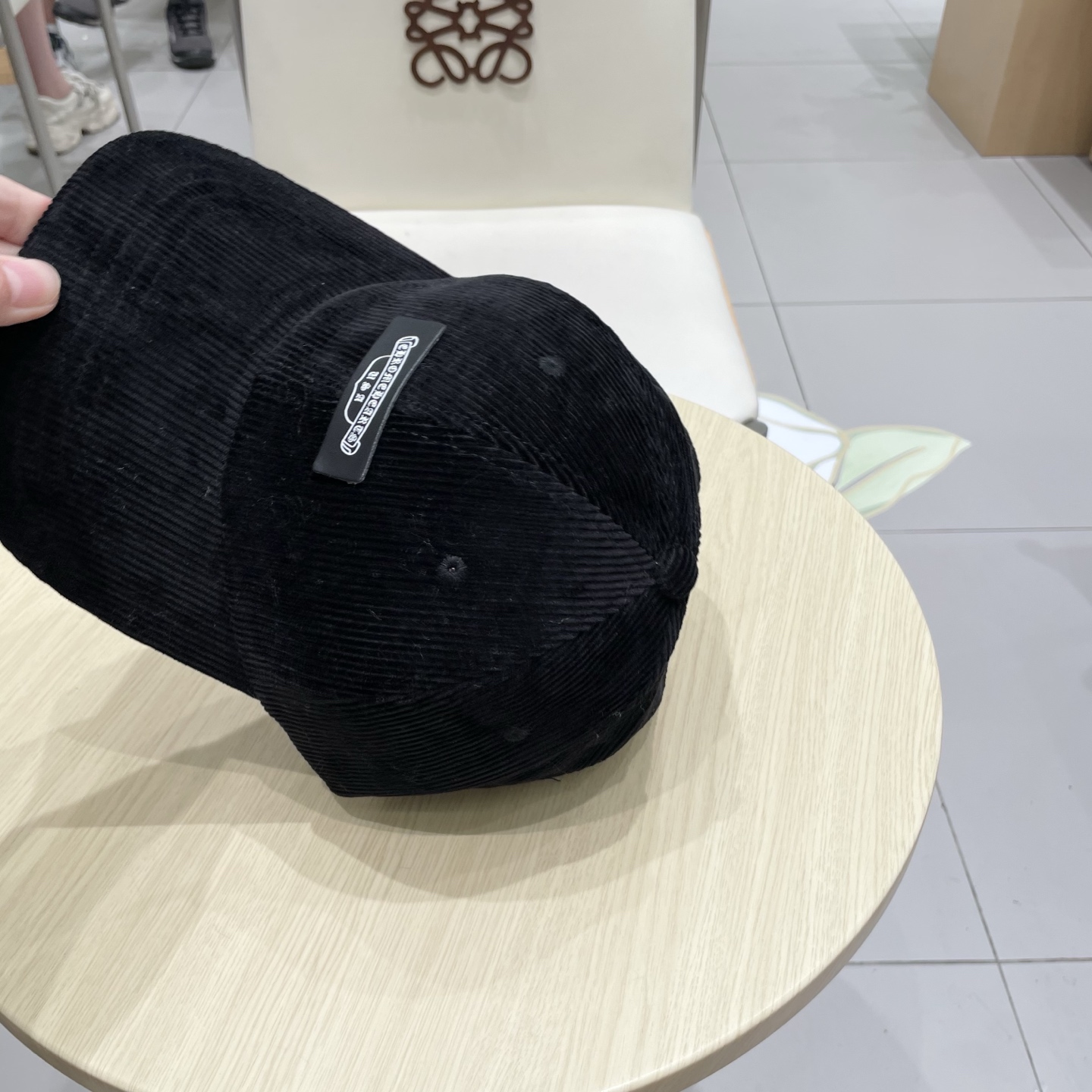  克罗心 秋季新款 灯芯绒棒球帽🧢
小标几个颜色真的很耐看
整个帽型软顶设计 戴上去和头部完美贴合非常舒