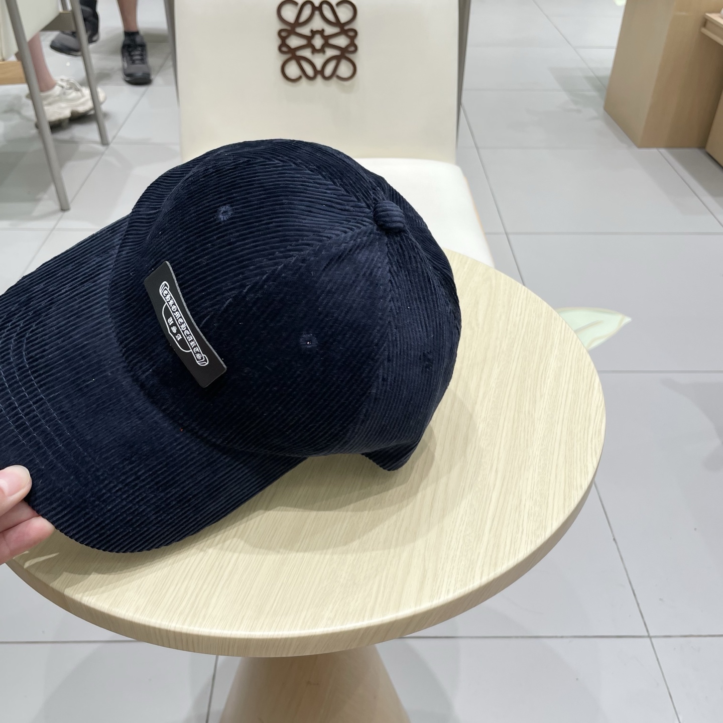  克罗心 秋季新款 灯芯绒棒球帽🧢
小标几个颜色真的很耐看
整个帽型软顶设计 戴上去和头部完美贴合非常舒