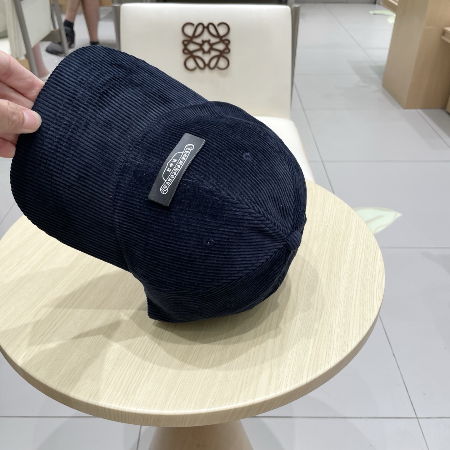  克罗心 秋季新款 灯芯绒棒球帽🧢
小标几个颜色真的很耐看
整个帽型软顶设计 戴上去和头部完美贴合非常舒