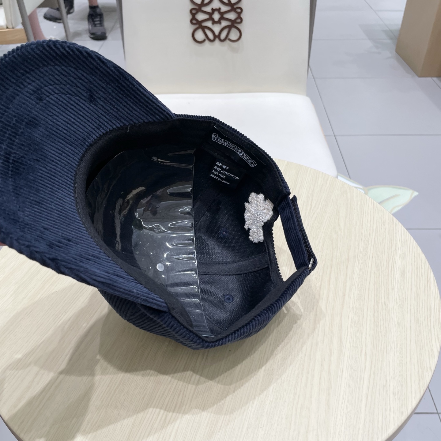  克罗心 秋季新款 灯芯绒棒球帽🧢
小标几个颜色真的很耐看
整个帽型软顶设计 戴上去和头部完美贴合非常舒