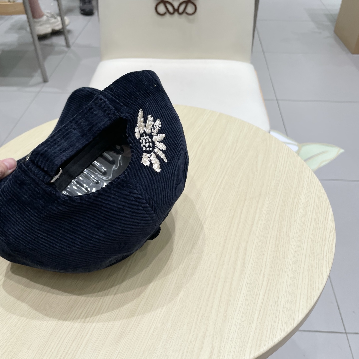  克罗心 秋季新款 灯芯绒棒球帽🧢
小标几个颜色真的很耐看
整个帽型软顶设计 戴上去和头部完美贴合非常舒