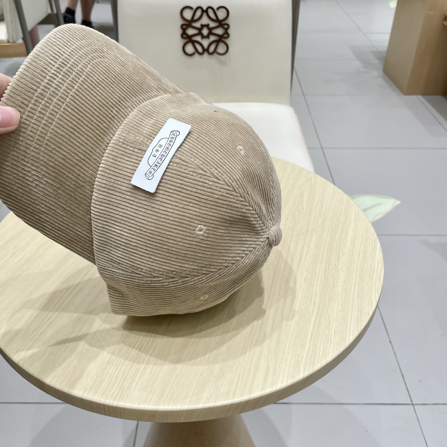  克罗心 秋季新款 灯芯绒棒球帽🧢
小标几个颜色真的很耐看
整个帽型软顶设计 戴上去和头部完美贴合非常舒