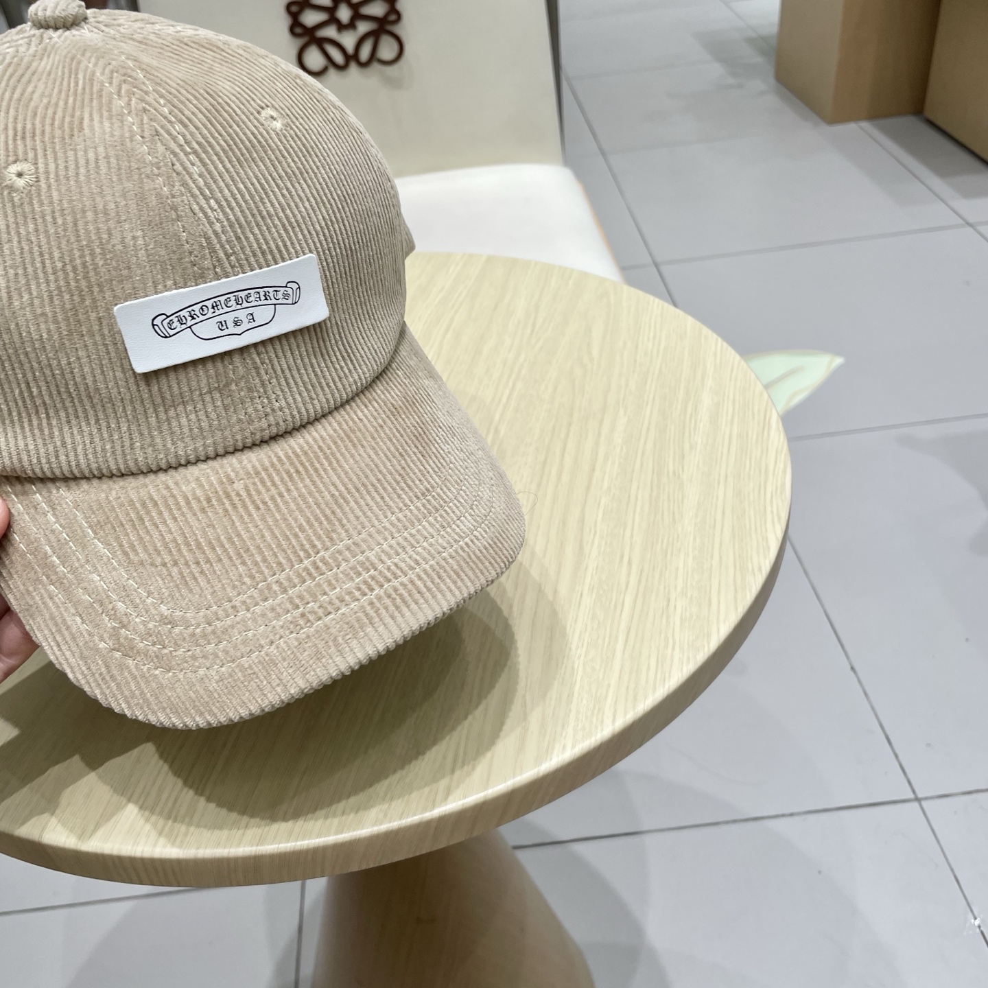  克罗心 秋季新款 灯芯绒棒球帽🧢
小标几个颜色真的很耐看
整个帽型软顶设计 戴上去和头部完美贴合非常舒