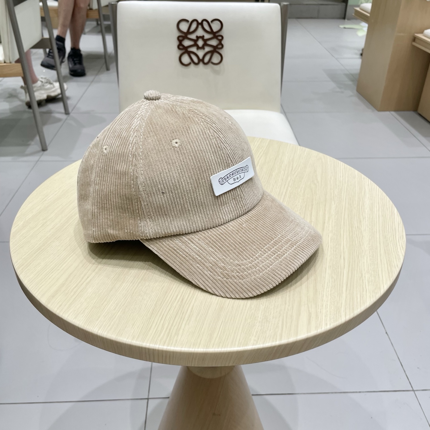  克罗心 秋季新款 灯芯绒棒球帽🧢
小标几个颜色真的很耐看
整个帽型软顶设计 戴上去和头部完美贴合非常舒