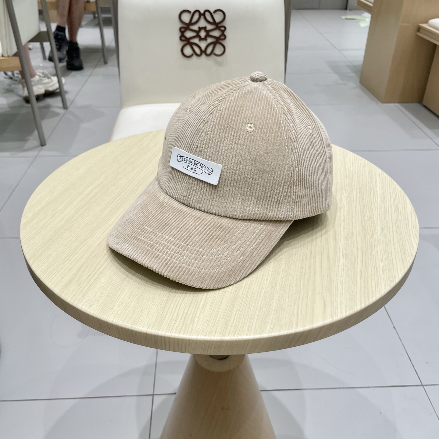  克罗心 秋季新款 灯芯绒棒球帽🧢
小标几个颜色真的很耐看
整个帽型软顶设计 戴上去和头部完美贴合非常舒