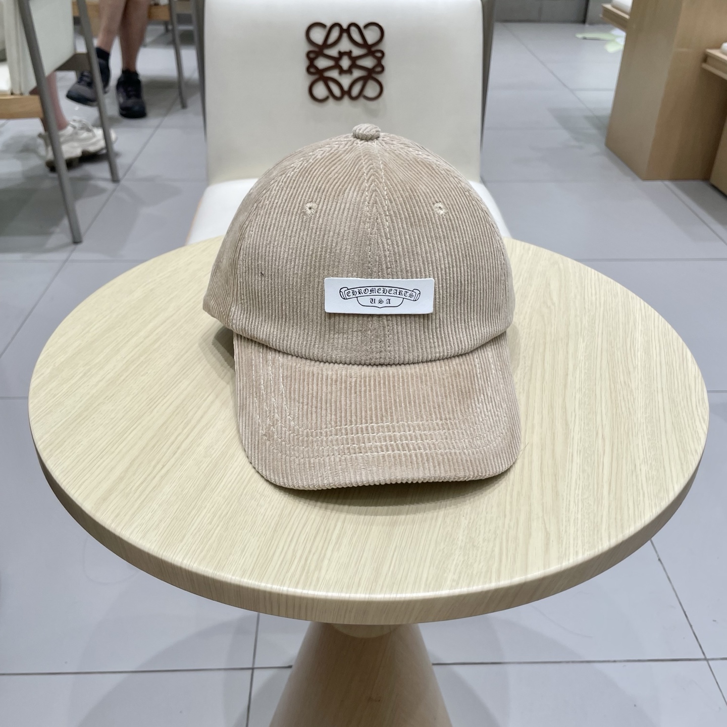  克罗心 秋季新款 灯芯绒棒球帽🧢
小标几个颜色真的很耐看
整个帽型软顶设计 戴上去和头部完美贴合非常舒